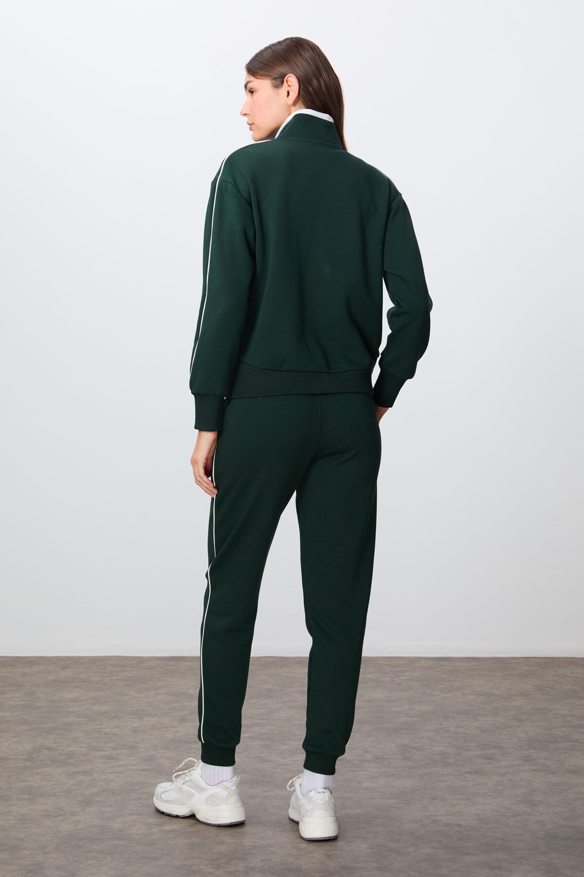 Image of Trening de damă, verde pin, din bumbac compact, gros, texturat, cu guler înalt, croială supradimensionată - 95340