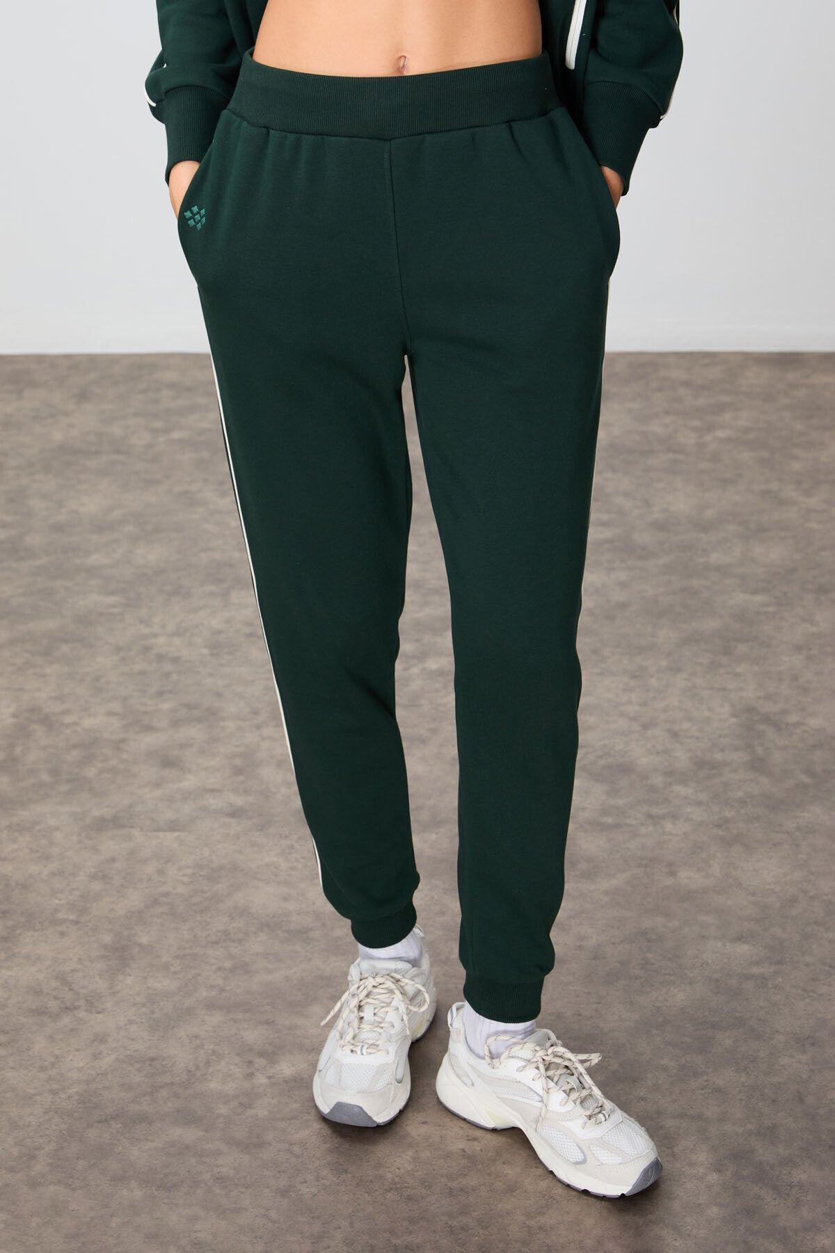 Image of Trening de damă, verde pin, din bumbac compact, gros, texturat, cu guler înalt, croială supradimensionată - 95340
