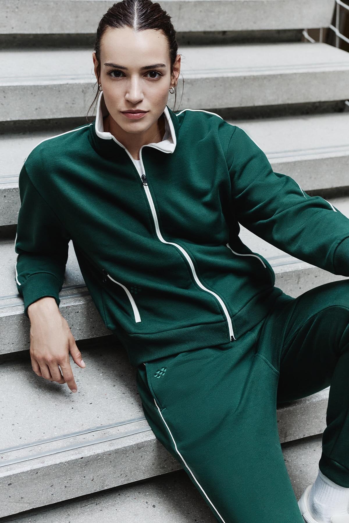 Image of Trening de damă, verde pin, din bumbac compact, gros, texturat, cu guler înalt, croială supradimensionată - 95340