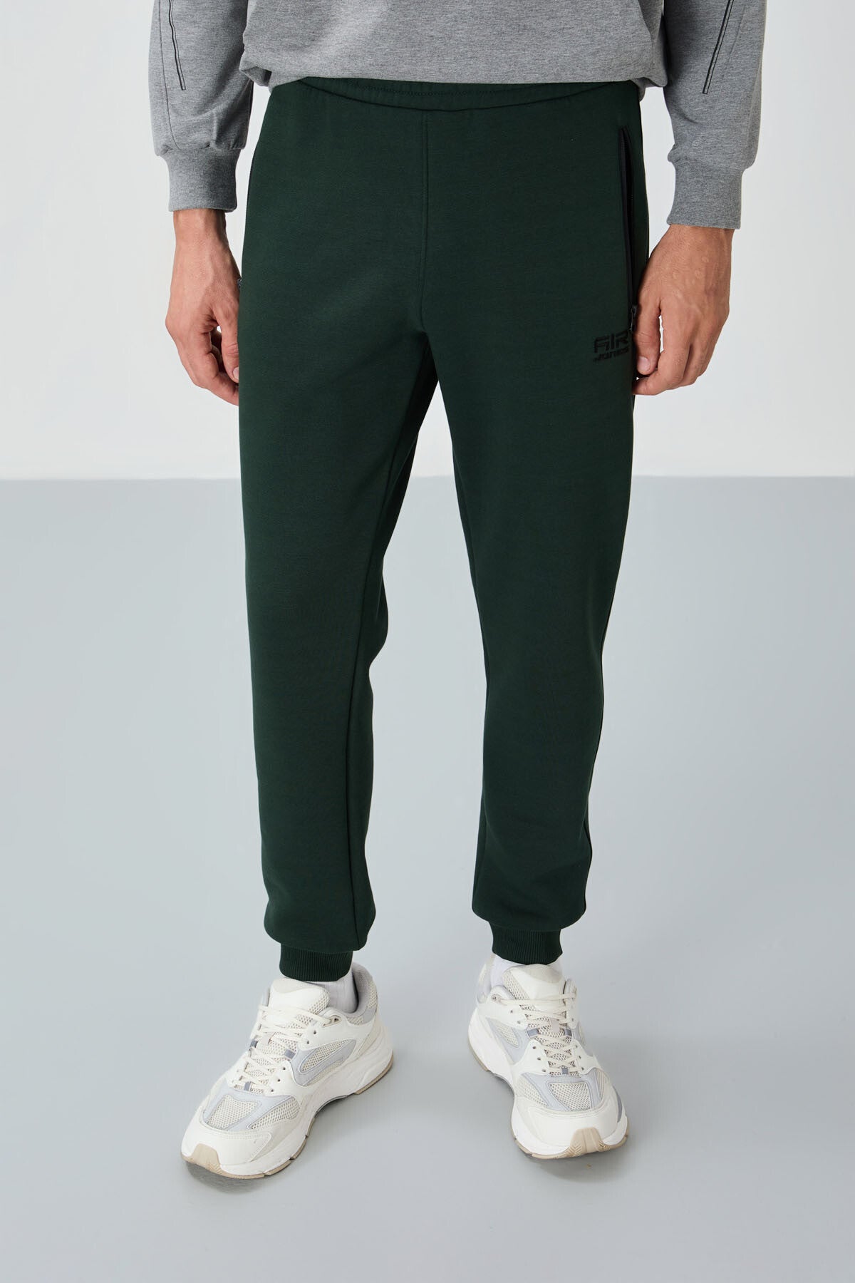 Image of Pantaloni de trening pentru bărbați, din fleece, cu buzunare, Cesar, verde pitic - 84929