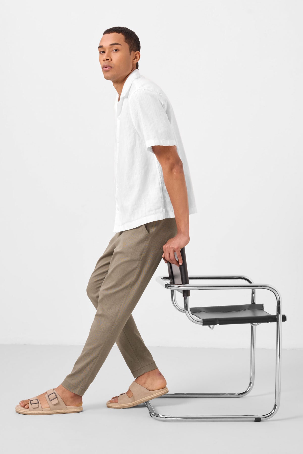Image of Pantaloni chino elastici ușori, țesuți, de culoare camel, croială standard, pentru bărbați - 82180