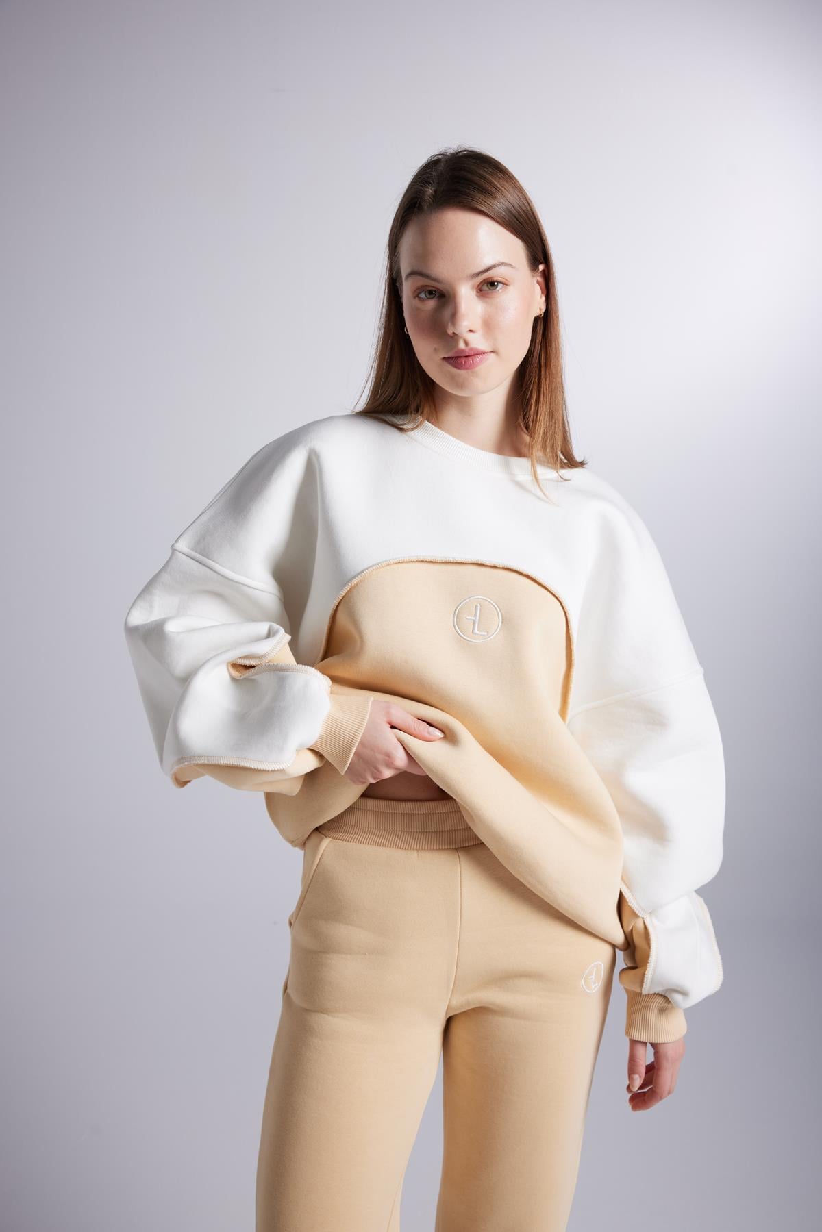 Image of Şardonlu 3 İplik Kumaş Logolu Oversize Nola Sweatshirt Bej