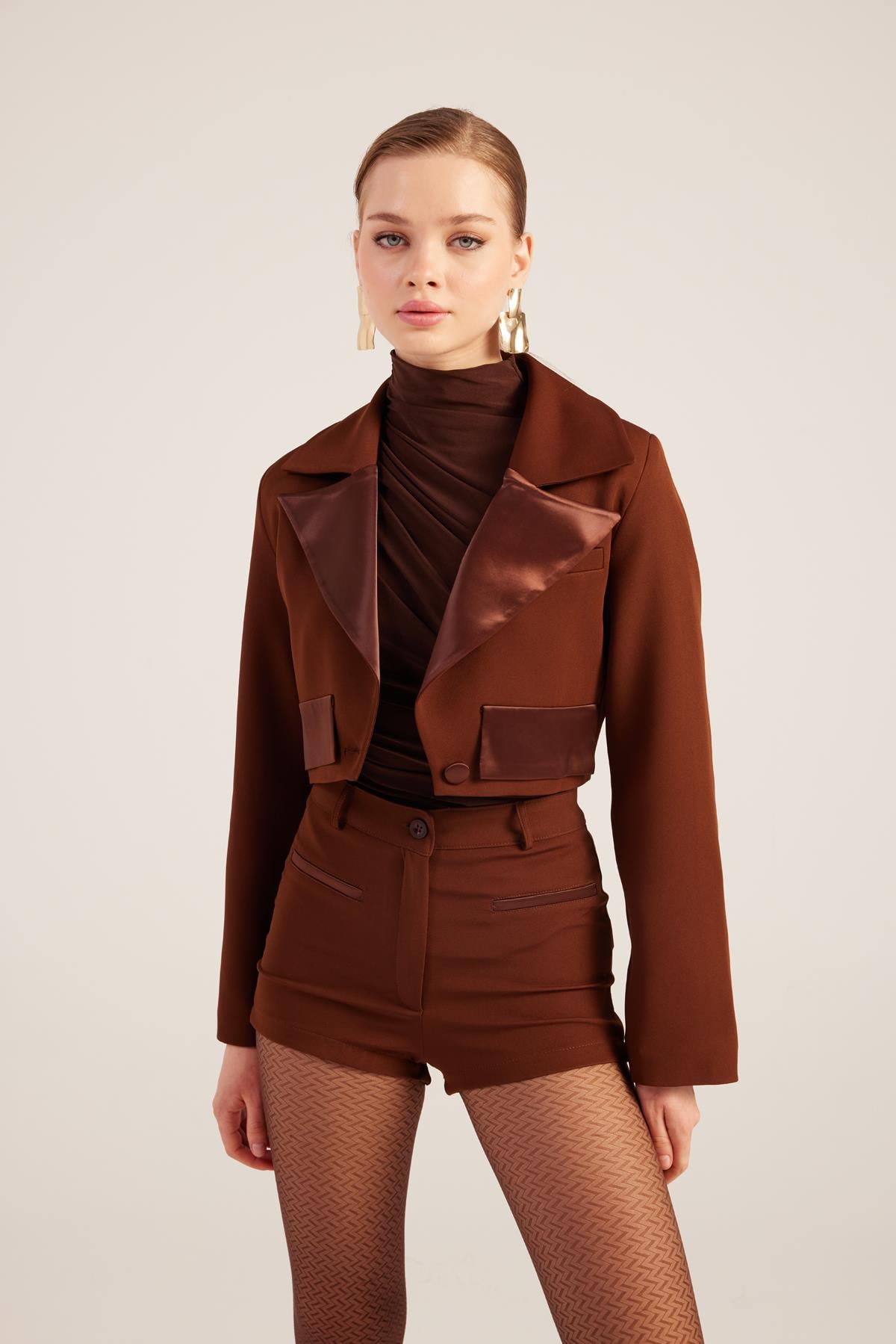 Image of Yakası Saten Detaylı Camila Crop Blazer Ceket Kahve