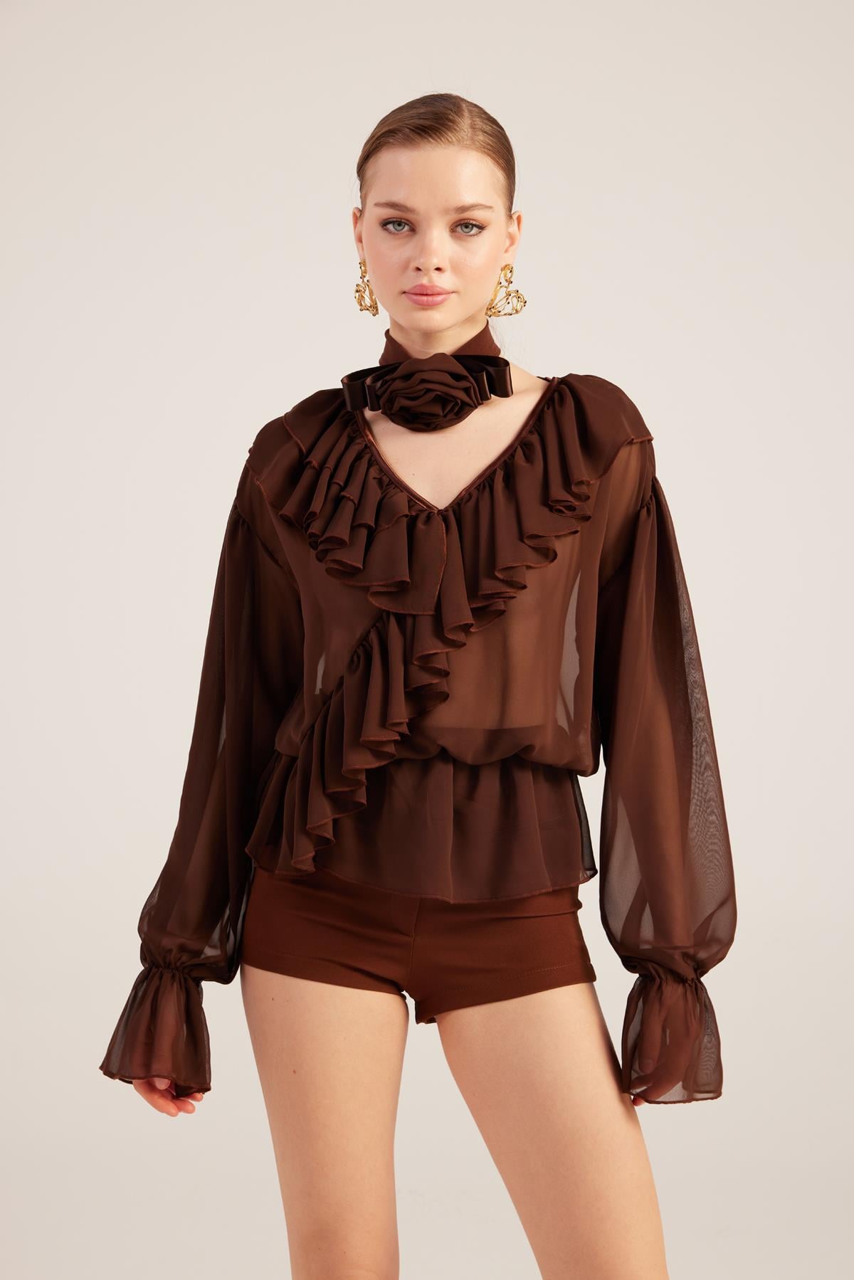 Image of Fırfırlı Güllü Choker Aksesuarlı Şifon Sassy Gömlek Kahve