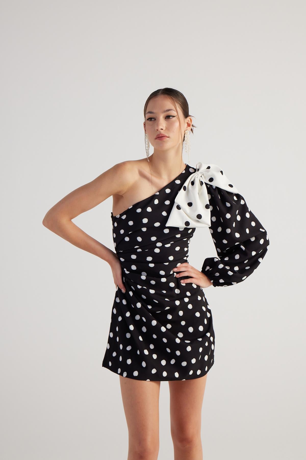 Image of Puantiyeli Çıkarılabilir Kurdele Aksesuarlı Tek Kollu Mini Polka Elbise Siyah