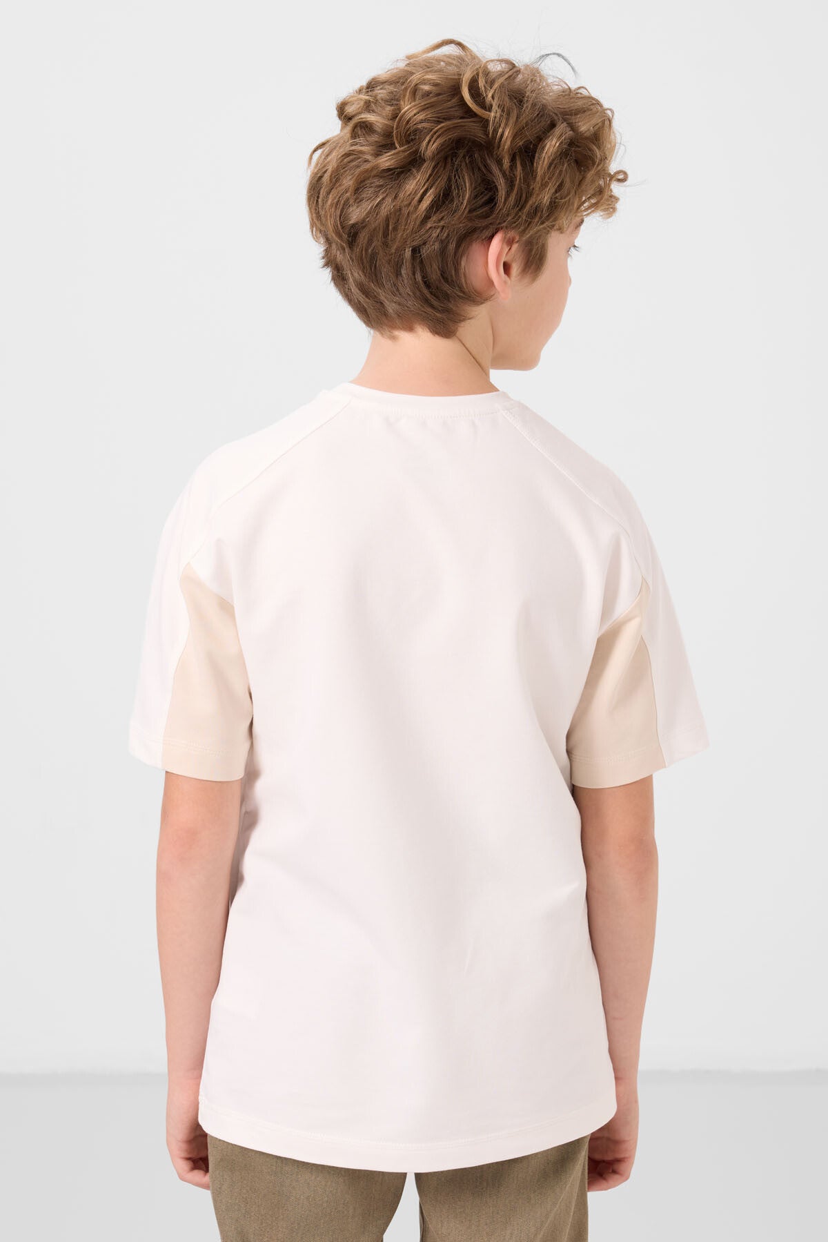 Image of Ekru Pamuklu Yumuşak Dokulu Oversize Fit Nakışlı Erkek Çocuk T-Shirt - 11290