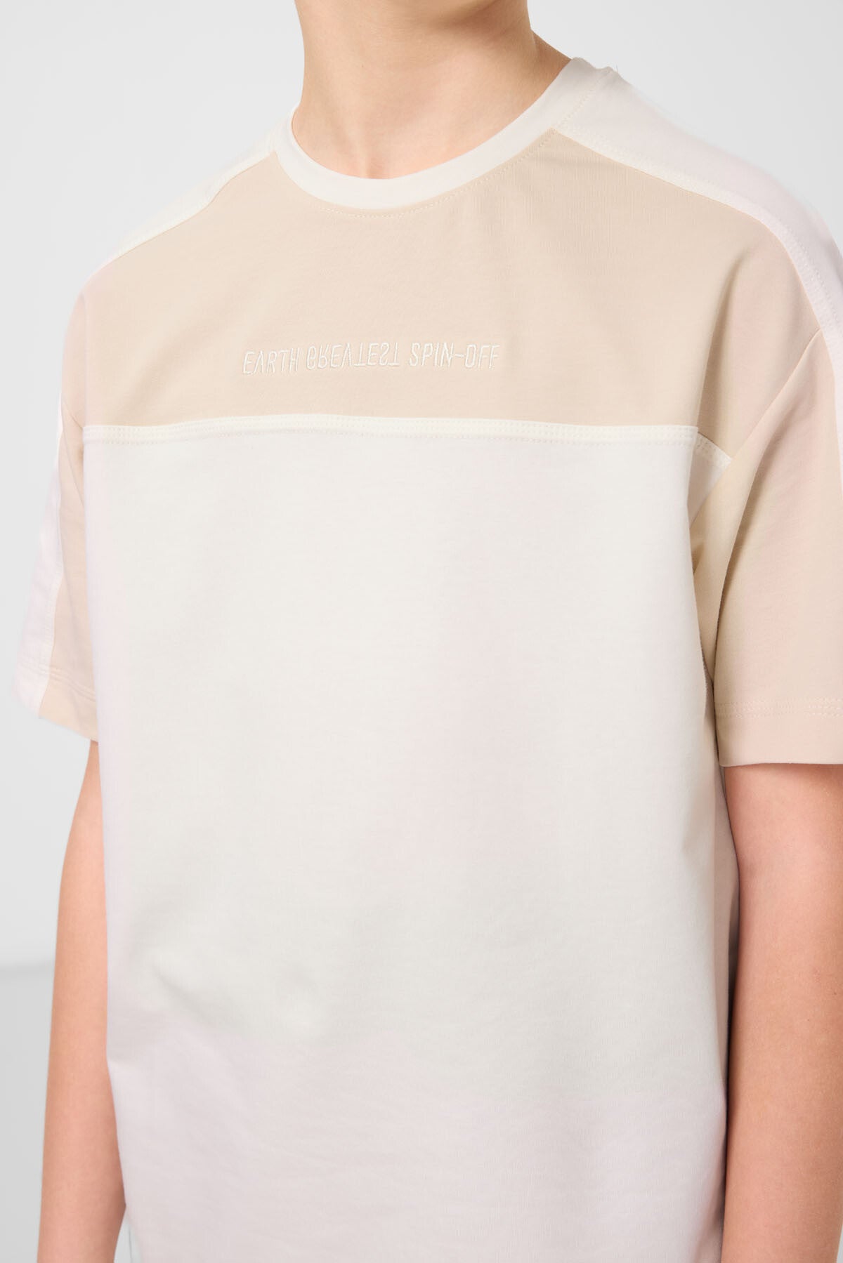 Image of Ekru Pamuklu Yumuşak Dokulu Oversize Fit Nakışlı Erkek Çocuk T-Shirt - 11290