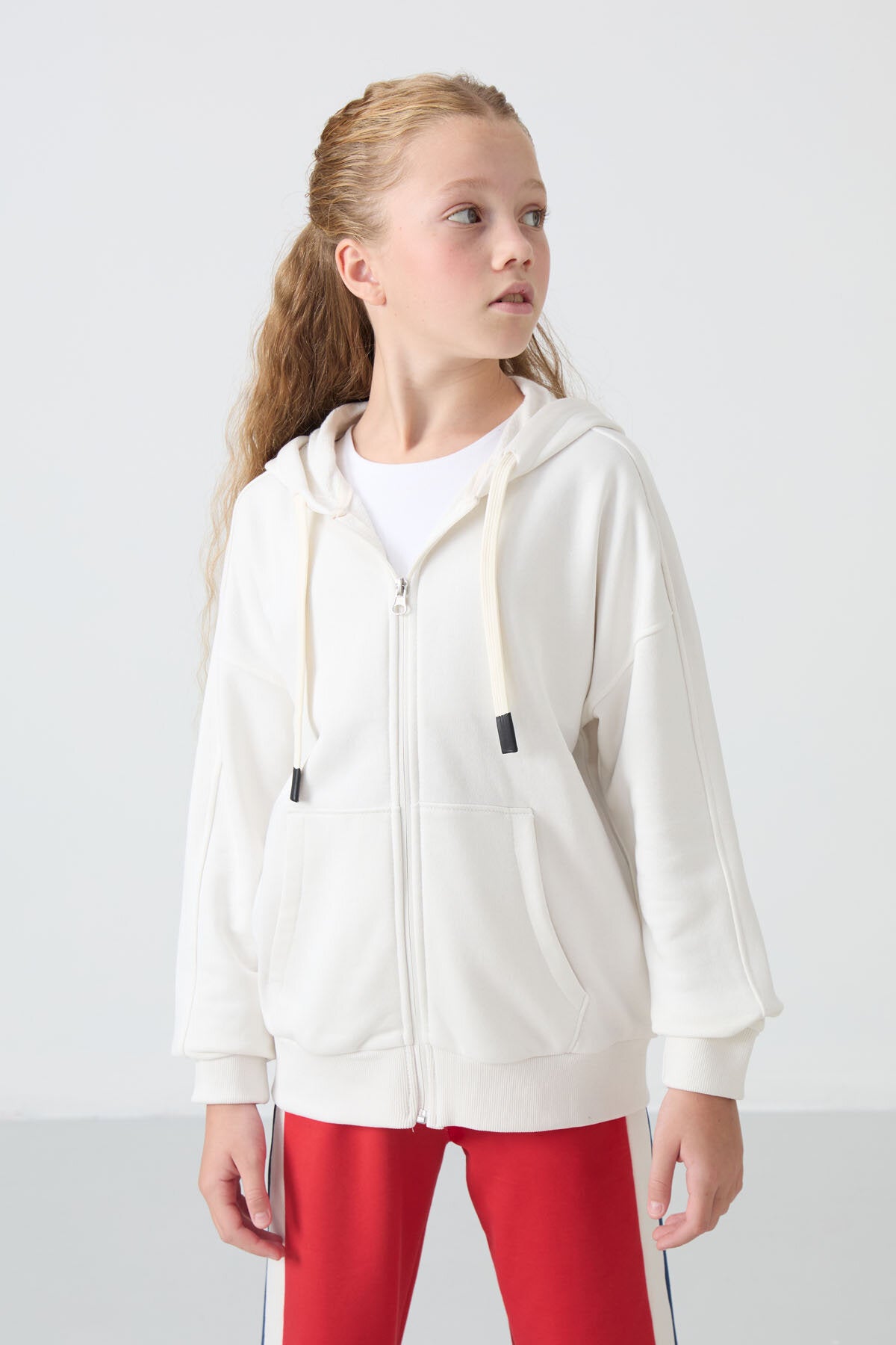Image of Ekru Pamuklu İçi Tüylü Yumuşak Dokulu Standart Fit Nakışlı Kız Çocuk Sweatshirt - 75149