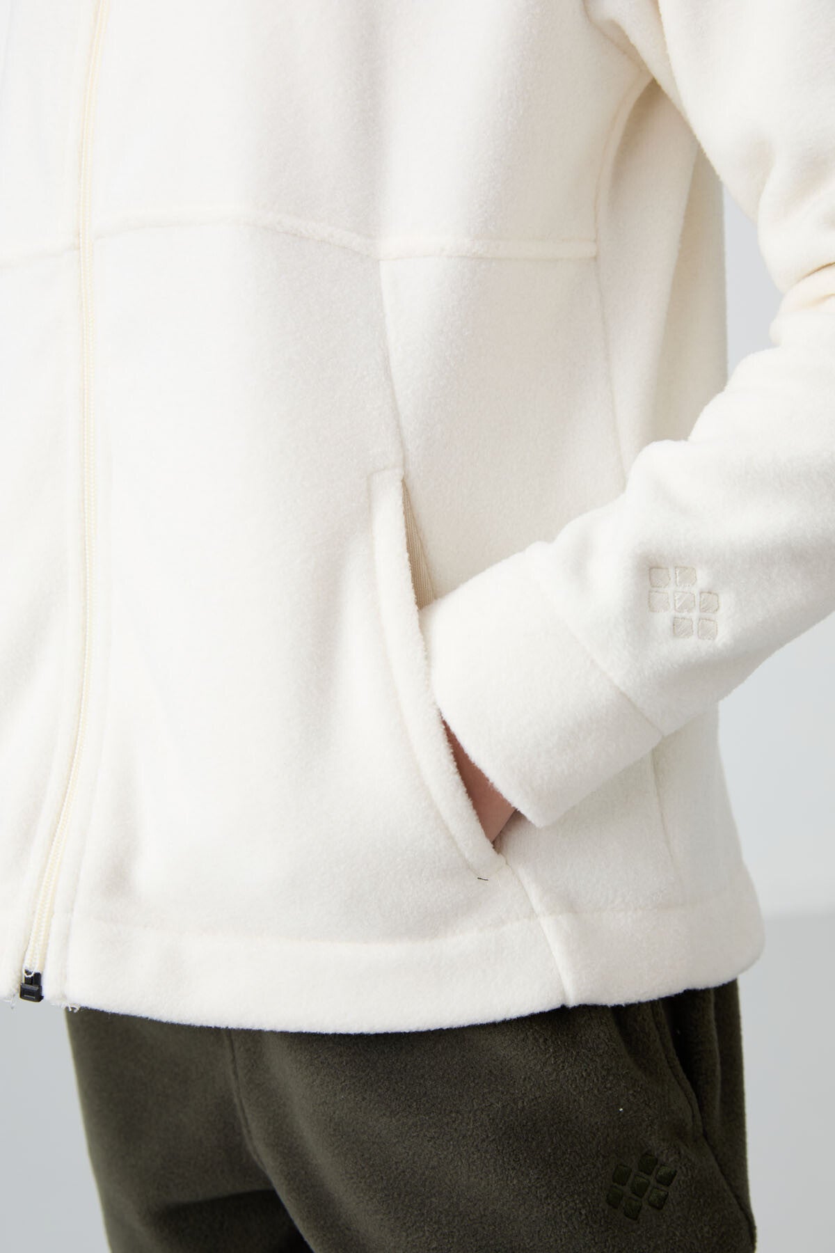 Image of Ekru Kalın Yumuşak Dokulu Standart Fit Nakışlı Polar Kız Çocuk Sweatshirt - 75152