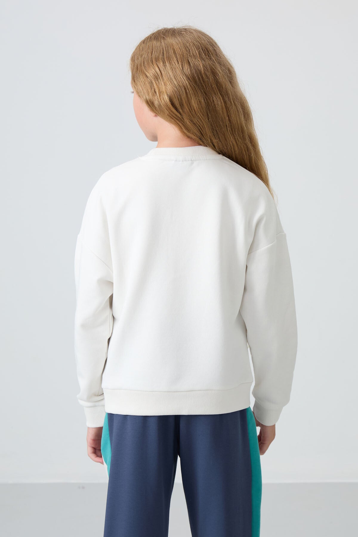 Image of Ekru Pamuklu İçi Tüylü Yumuşak Dokulu Oversize Nakışlı Kız Çocuk Sweatshirt - 75150
