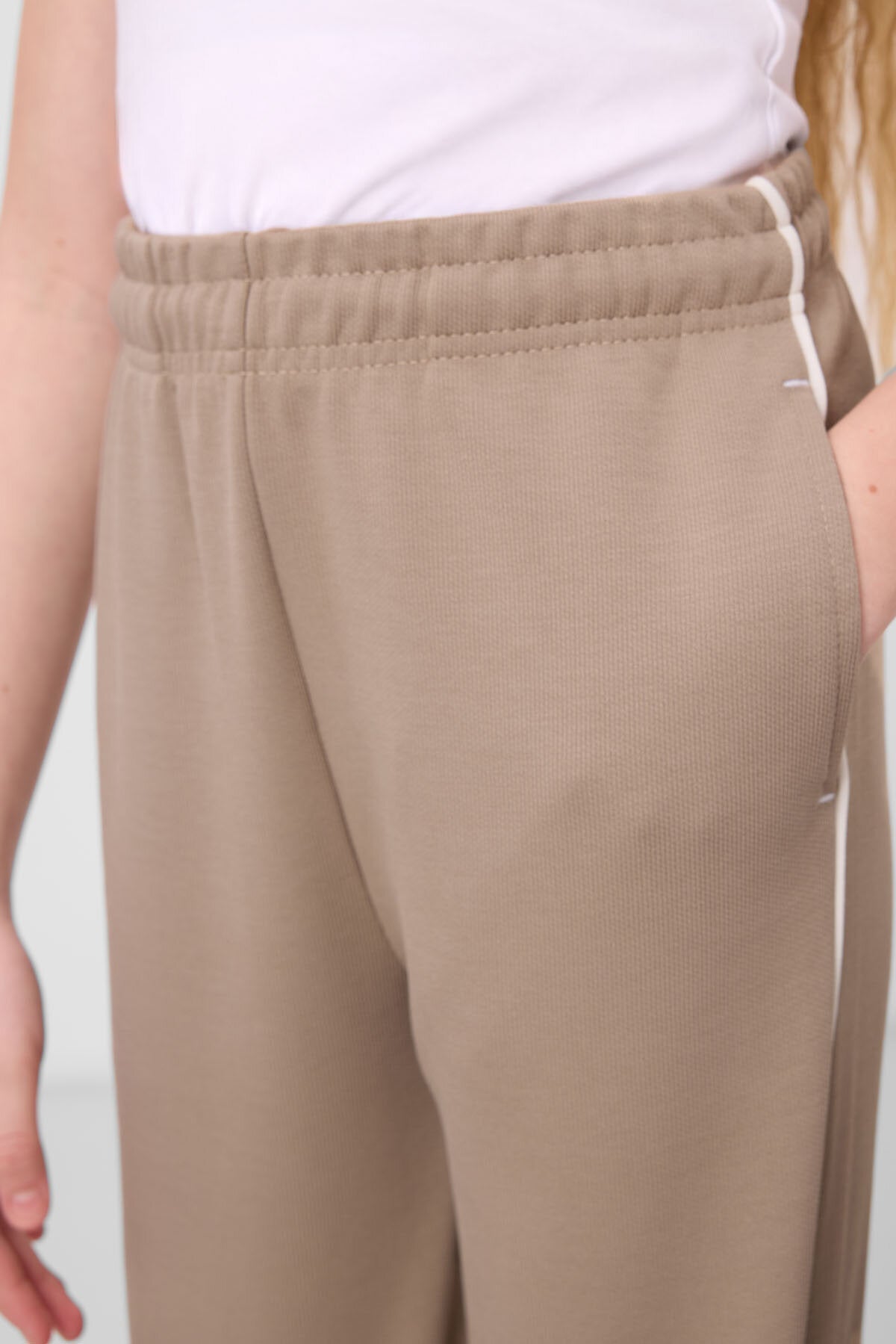 Image of Ekru-Koyu Bej O Yaka Baskılı Lastik Paçalı Standart Fit Kız Çocuk Eşofman Takım - 75186