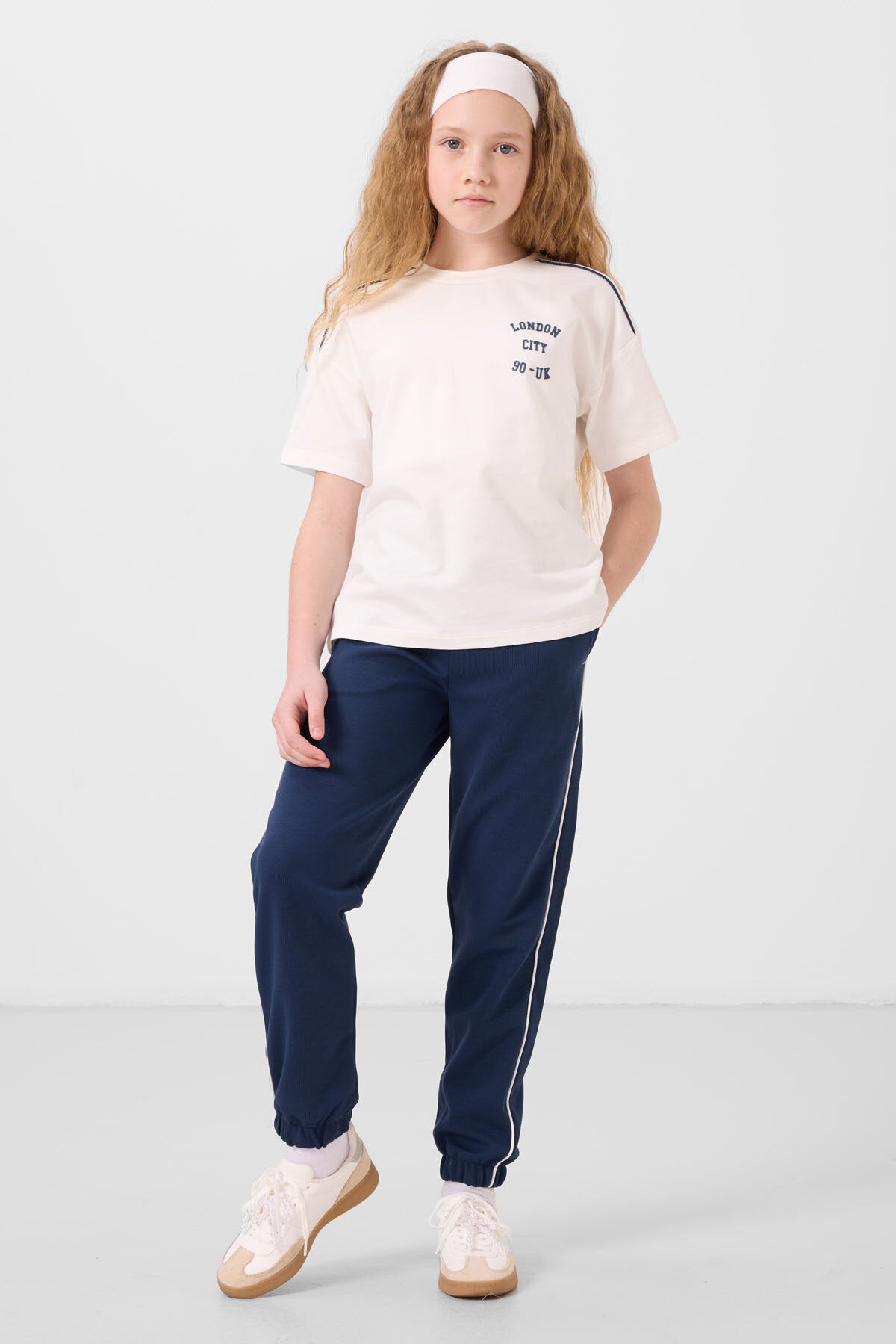 Image of Trening Off-White Parliament cu guler în O, imprimat, tiv elastic, croială standard pentru fete - 75186