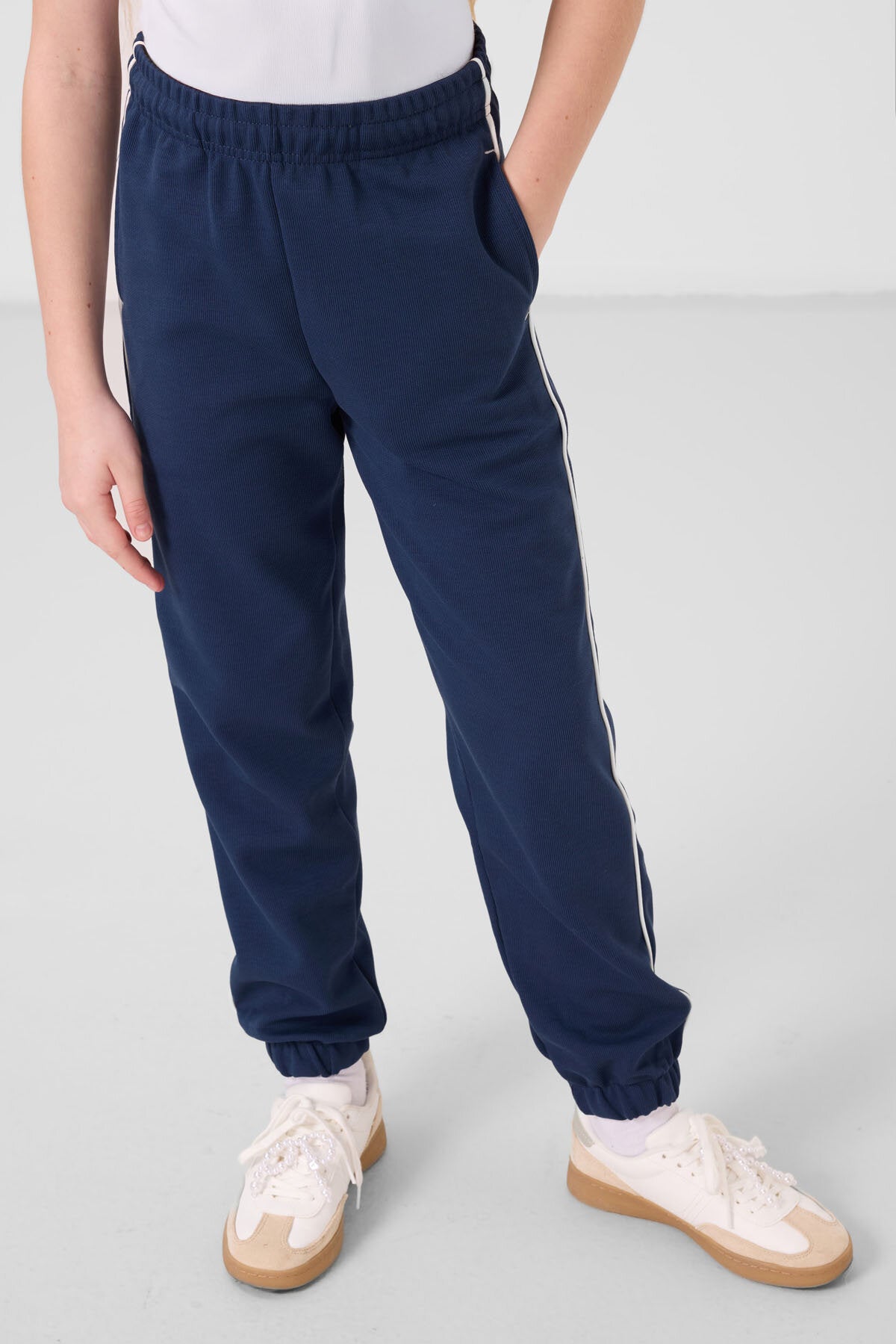 Image of Trening Off-White Parliament cu guler în O, imprimat, tiv elastic, croială standard pentru fete - 75186