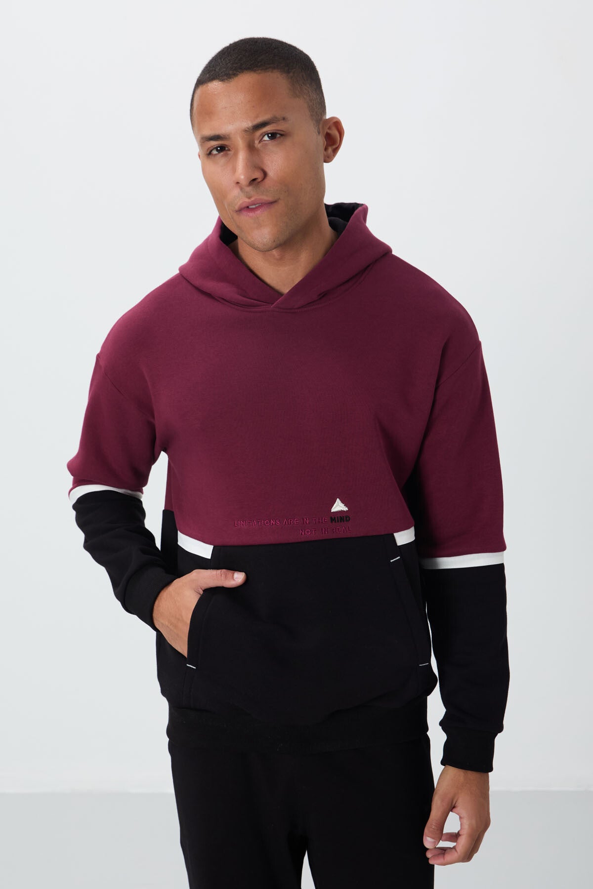 Image of Erguvan Pamuklu Kalın İçi Tüylü Yumuşak Dokulu Comfort Fit Nakışlı Erkek Sweatshirt - 88417