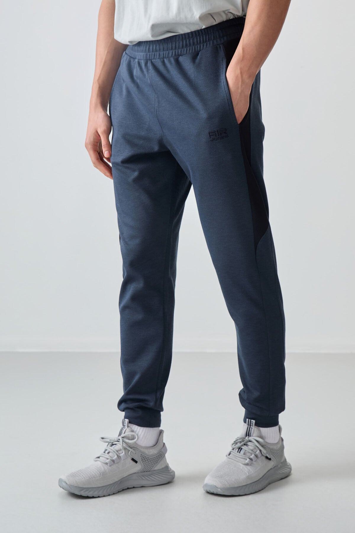 Image of İndigo Yüzeyi Dokulu Standart Fit Nakışlı Erkek Eşofman Alt - 82126