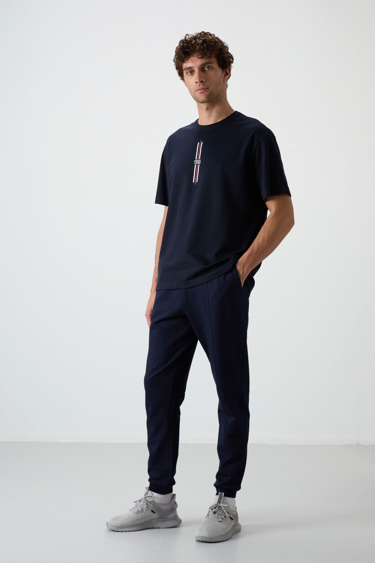 Image of Pantaloni jogger bărbătești din bumbac indigo, texturați și confortabili, brodați - 82123