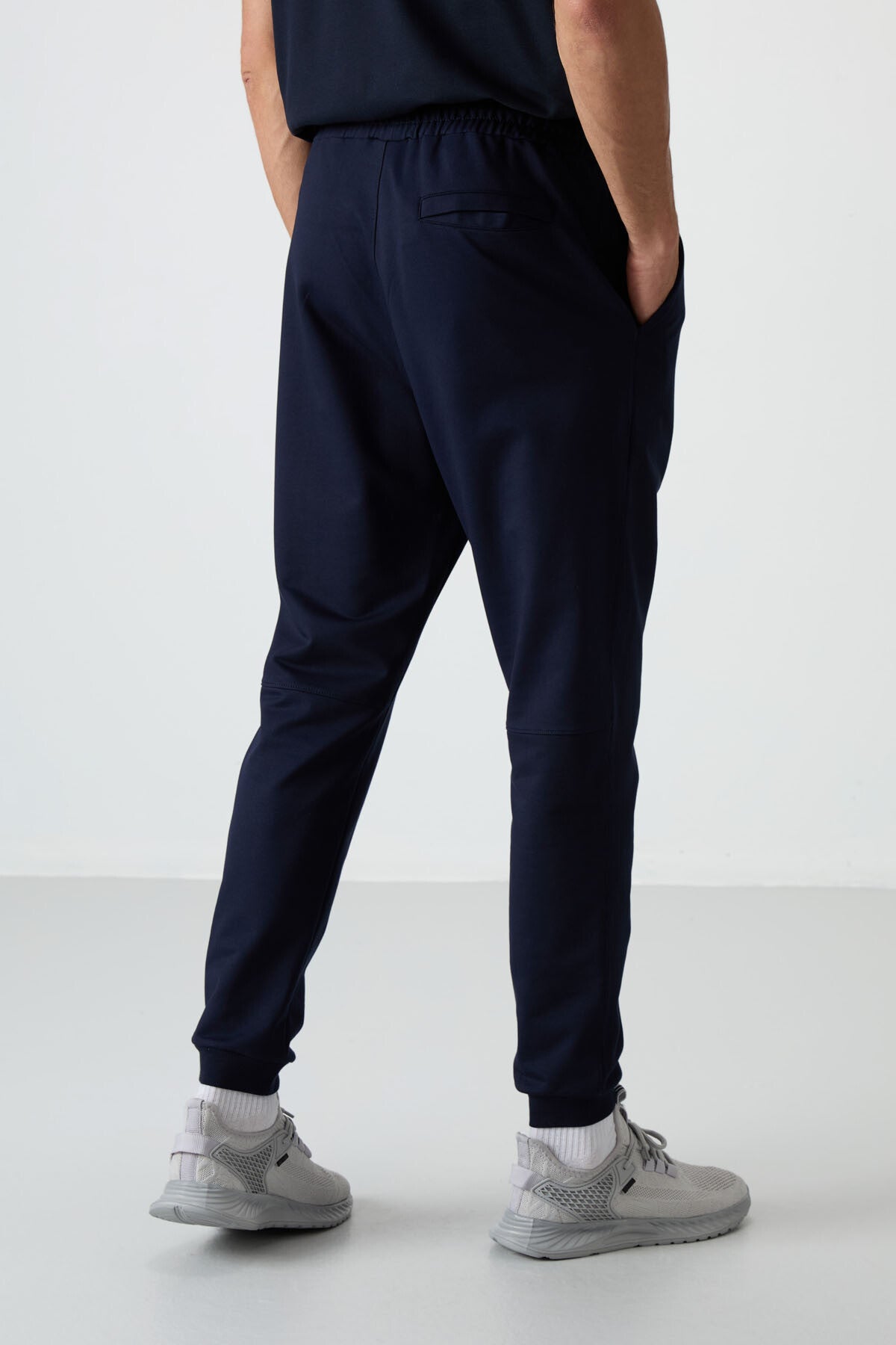 Image of Pantaloni jogger bărbătești din bumbac indigo, texturați și confortabili, brodați - 82123
