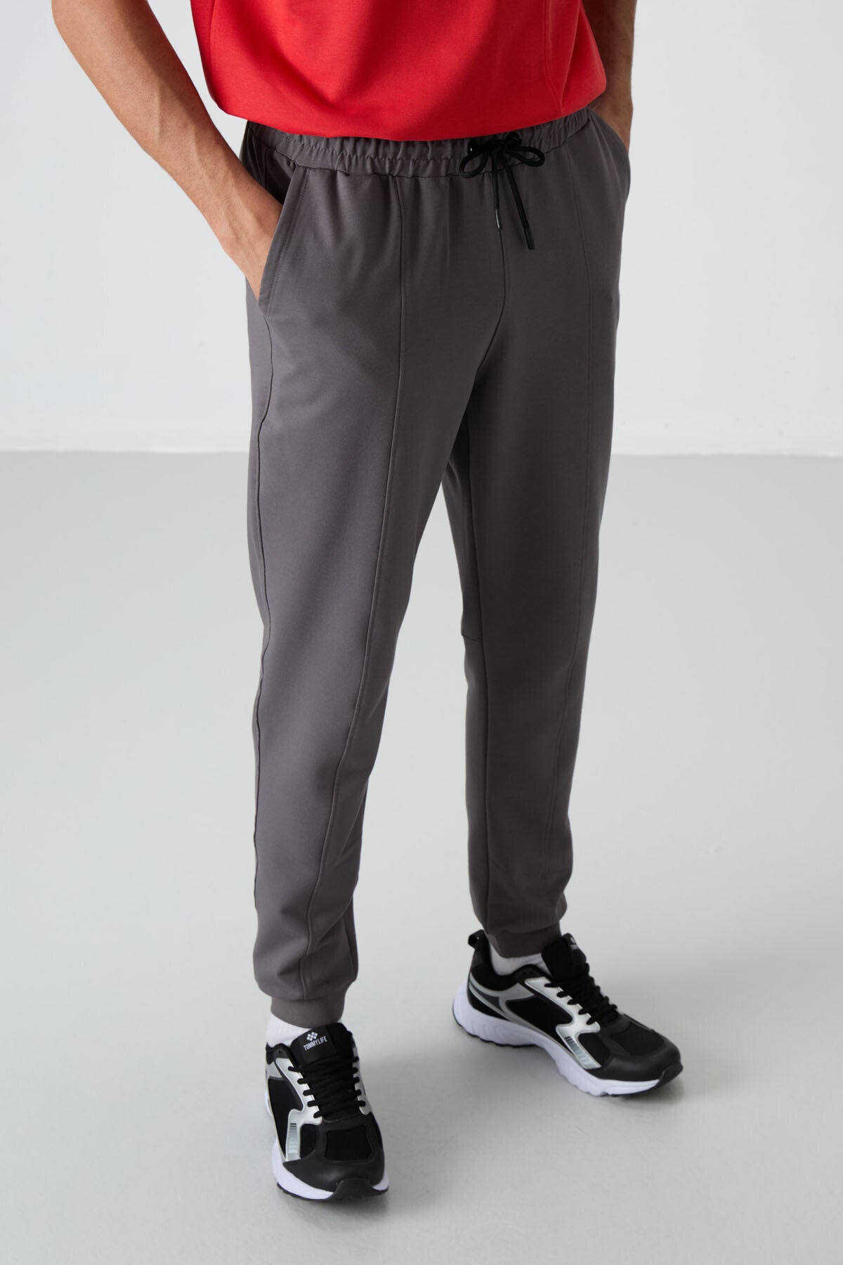 Image of Koyu Gri Pamuklu Yumuşak Dokulu Comfort Fit Nakışlı Erkek Jogger - 82123