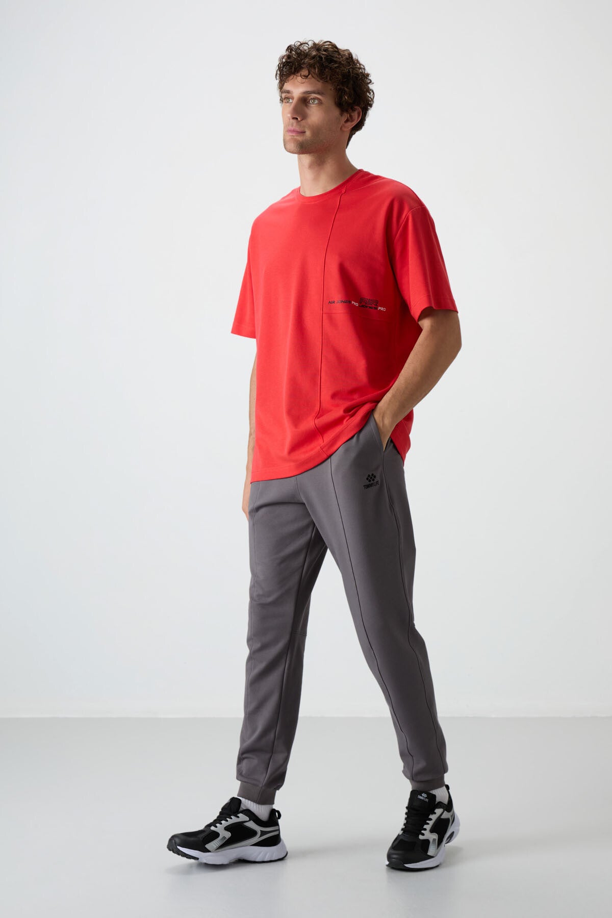 Image of Koyu Gri Pamuklu Yumuşak Dokulu Comfort Fit Nakışlı Erkek Jogger - 82123