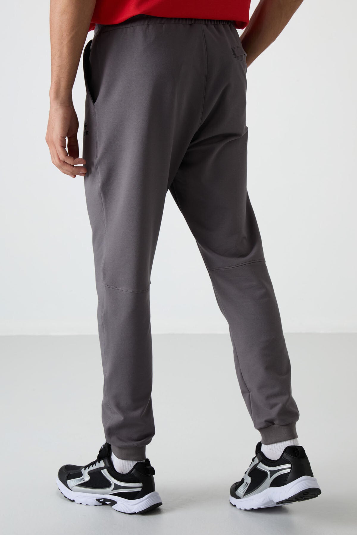 Image of Koyu Gri Pamuklu Yumuşak Dokulu Comfort Fit Nakışlı Erkek Jogger - 82123