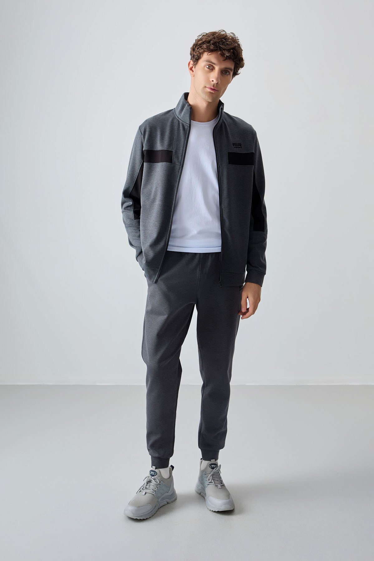Image of Koyu Gri Yüzeyi Dokulu Standart Fit Nakışlı Erkek Eşofman Takım - 85248