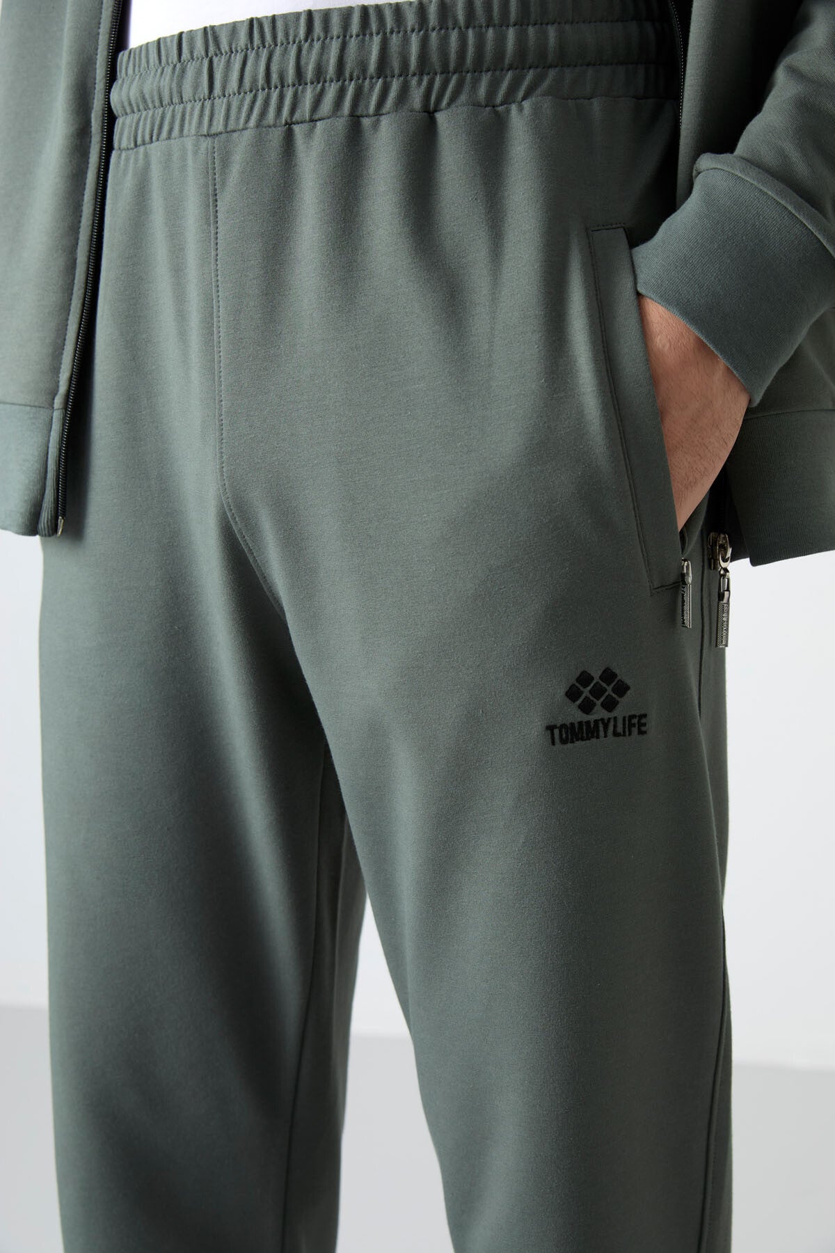 Image of Trening bărbătesc kaki, cu guler ridicat și fermoar, croială lejeră, model clasic - 85072