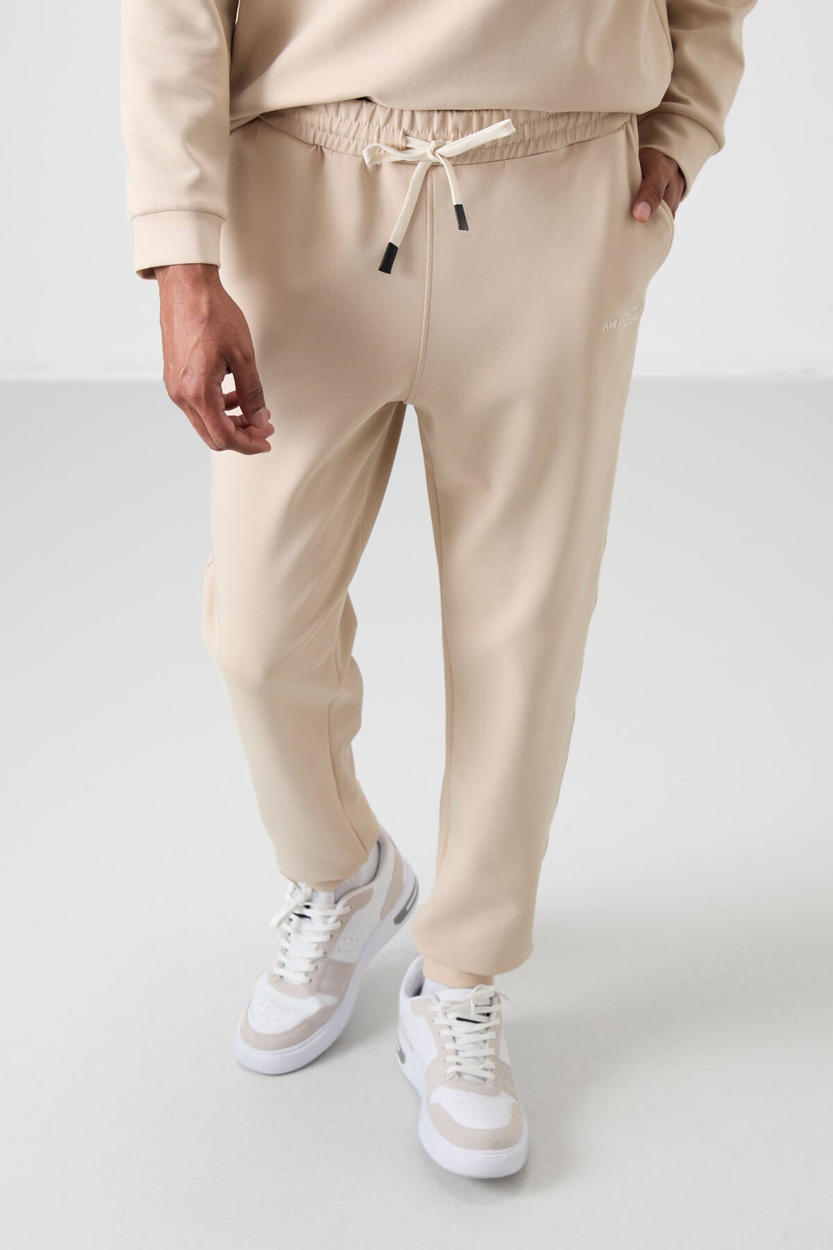 Image of Bej Pamuklu Kalın Yumuşak Dokulu Comfort Fit Nakışlı Erkek Eşofman Takım - 85254