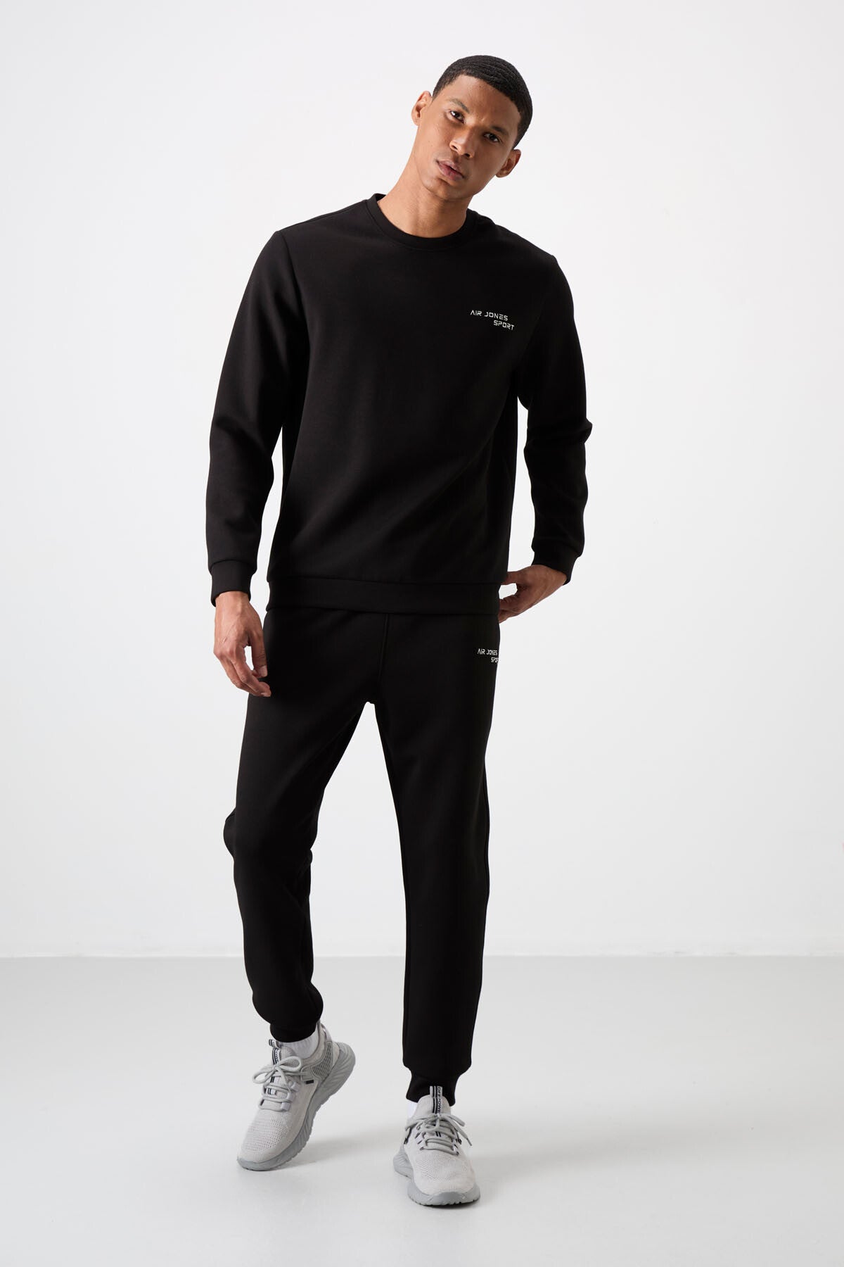 Image of Ekru - Siyah Pamuklu Kalın Yumuşak Dokulu Comfort Fit Nakışlı Erkek Eşofman Takım - 85254