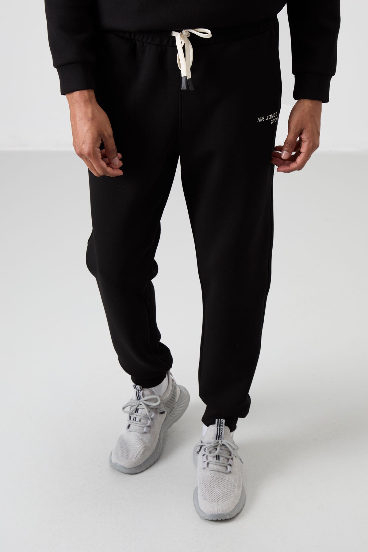 Image of Ekru - Siyah Pamuklu Kalın Yumuşak Dokulu Comfort Fit Nakışlı Erkek Eşofman Takım - 85254