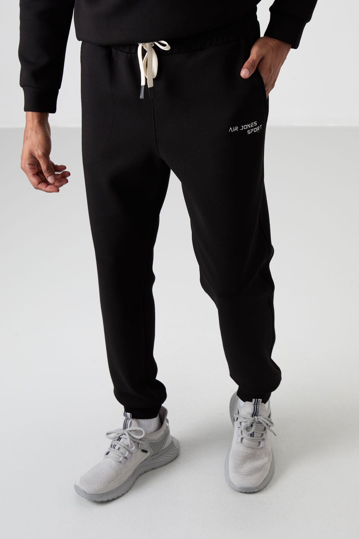 Image of Ekru - Siyah Pamuklu Kalın Yumuşak Dokulu Comfort Fit Nakışlı Erkek Eşofman Takım - 85254