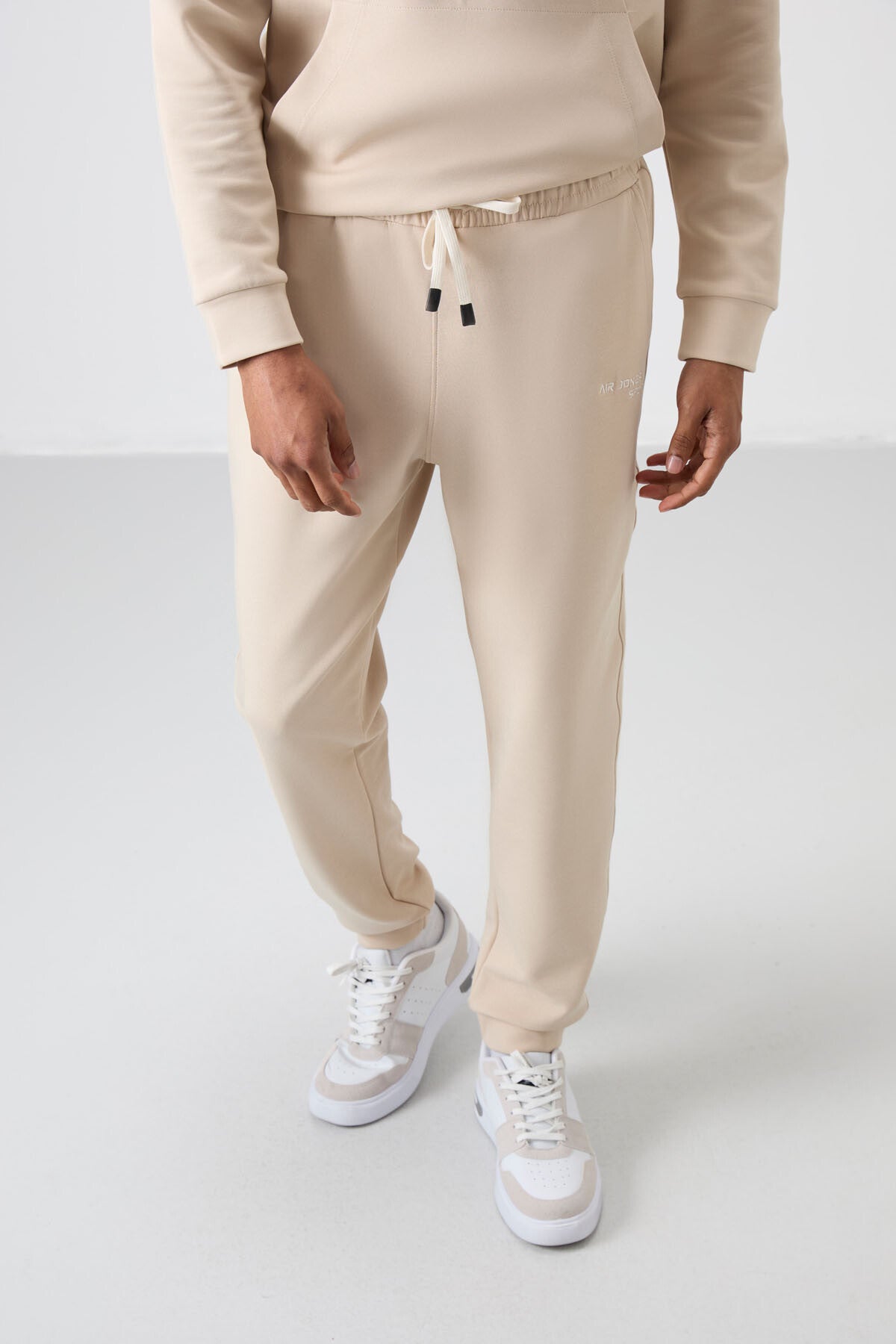Image of Bej Pamuklu Kalın Yumuşak Dokulu Comfort Fit Nakışlı Erkek Eşofman Takım - 85255