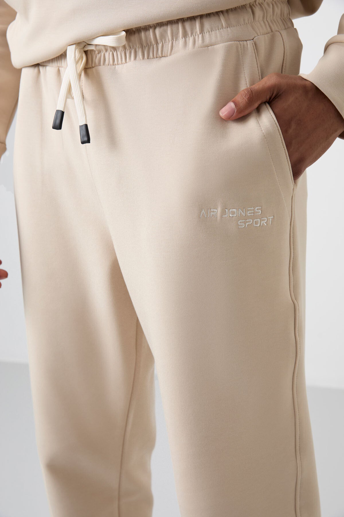Image of Bej Pamuklu Kalın Yumuşak Dokulu Comfort Fit Nakışlı Erkek Eşofman Takım - 85255