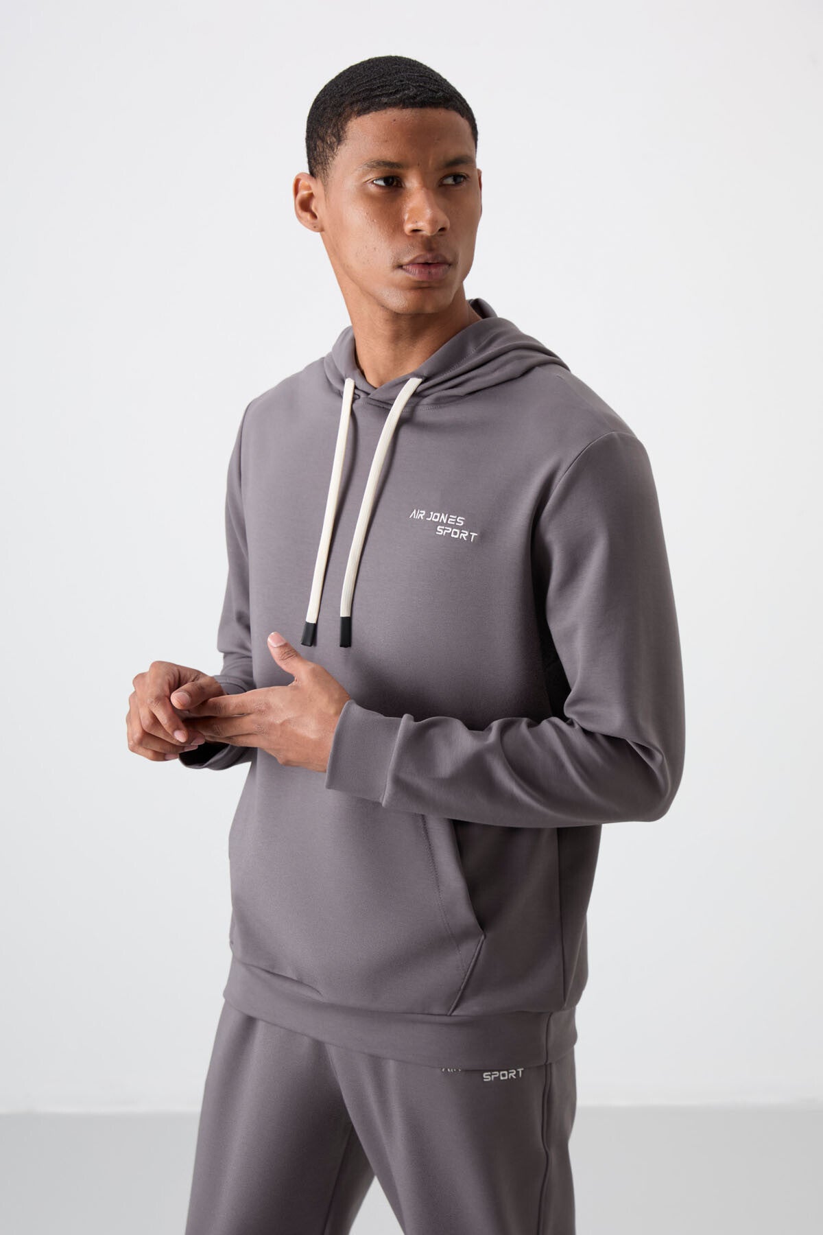 Image of Koyu Gri Pamuklu Kalın Yumuşak Dokulu Comfort Fit Nakışlı Erkek Eşofman Takım - 85255