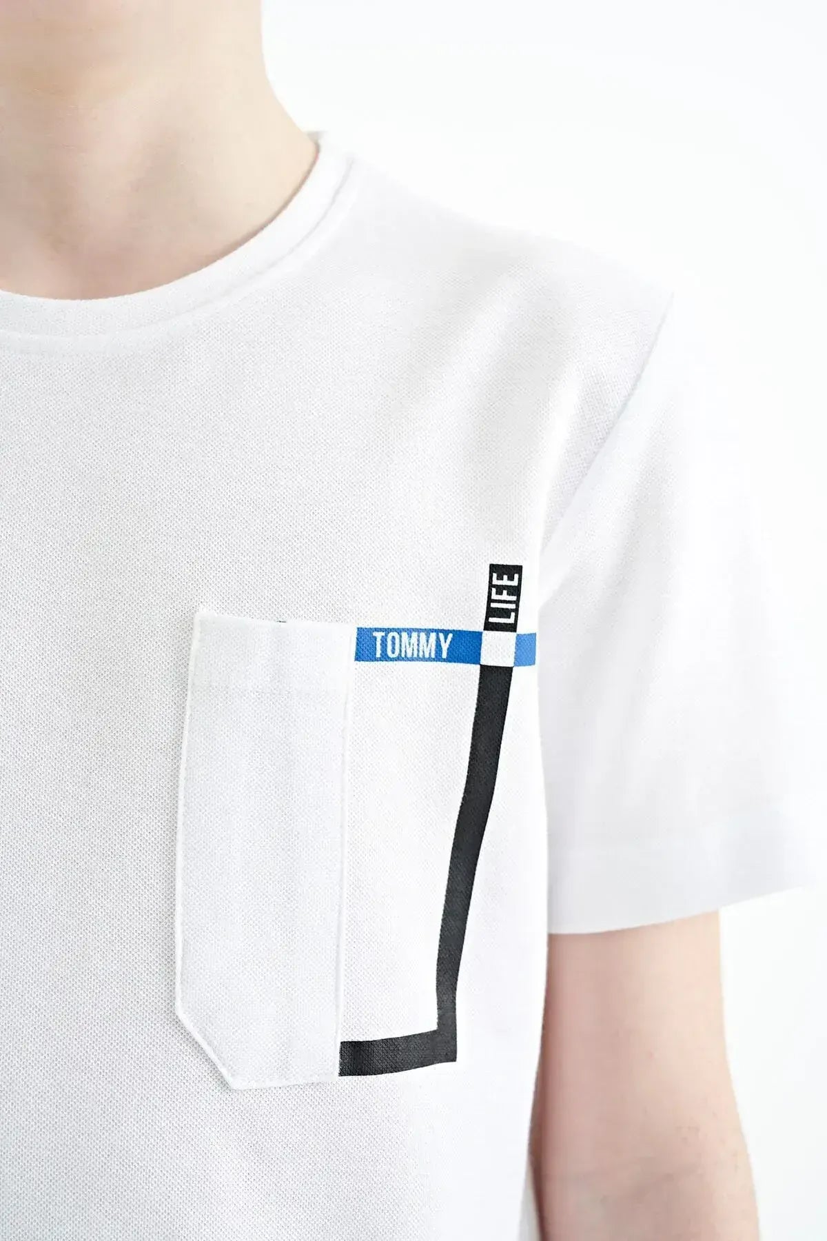 Image of Beyaz Cep Detaylı O Yaka Standart Kalıp Erkek Çocuk T-Shirt - 11120