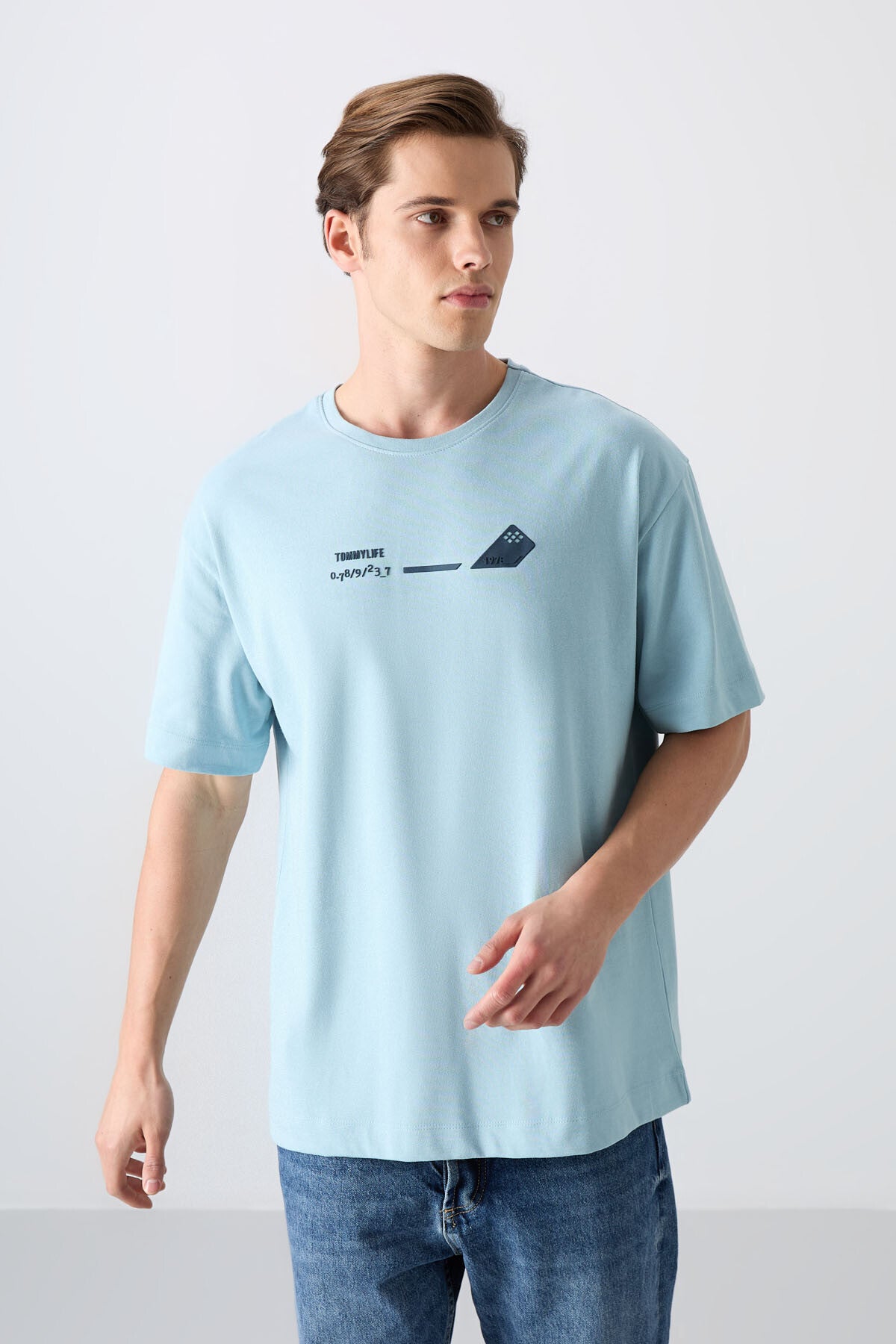 Image of Tricou bărbătesc albastru deschis, gros, texturat, cu croială supradimensionată, imprimat - 88330