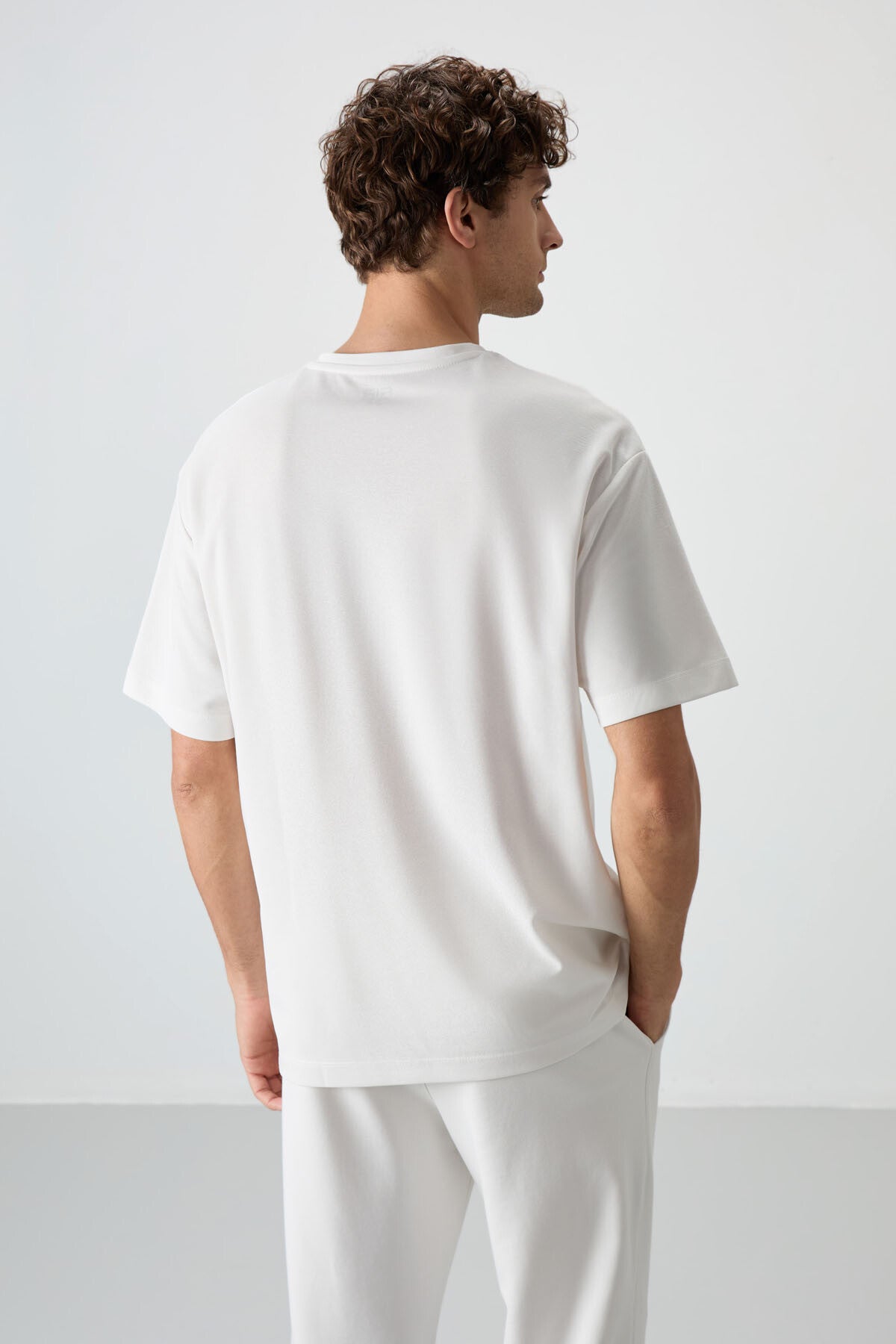 Image of Tricou bărbătesc imprimat, din bumbac alb-gălbui, texturat gros, croială supradimensionată - 88364