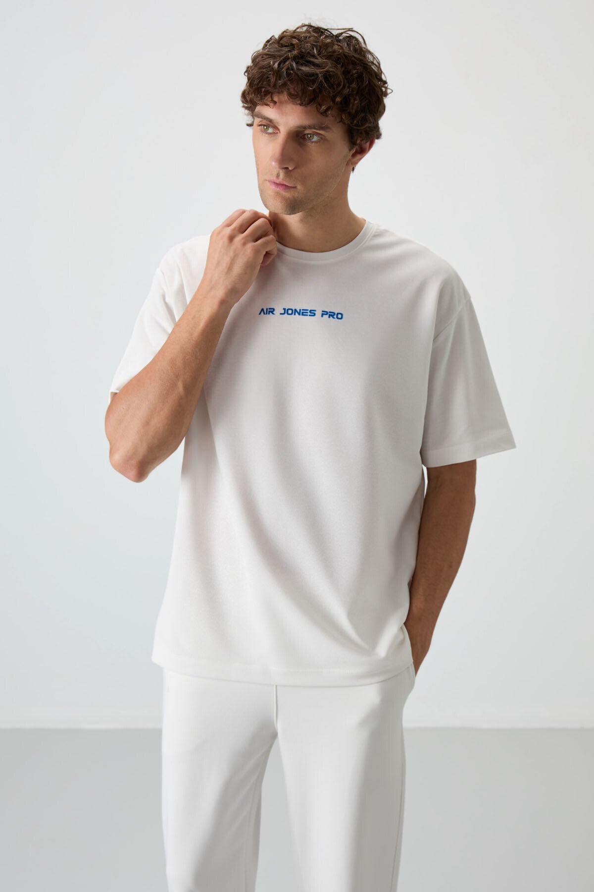 Image of Tricou bărbătesc imprimat, din bumbac alb-gălbui, texturat gros, croială supradimensionată - 88364