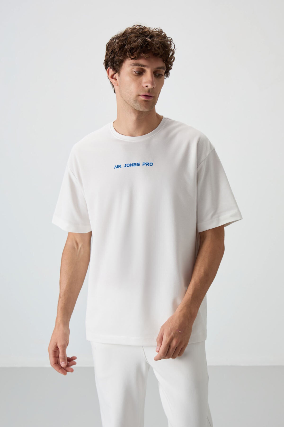 Image of Tricou bărbătesc imprimat, din bumbac alb-gălbui, texturat gros, croială supradimensionată - 88364