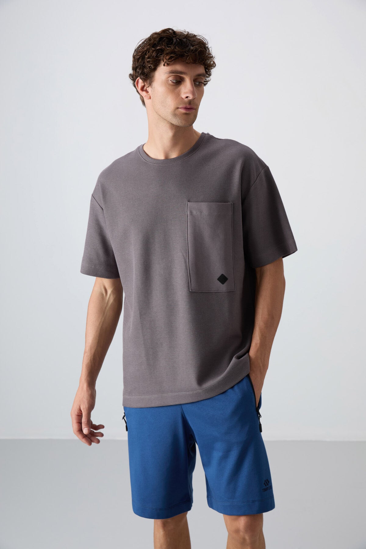 Image of Koyu Gri Pamuklu Kalın Yüzeyi Dokulu Oversize Fit Basic Erkek T-Shirt - 88341