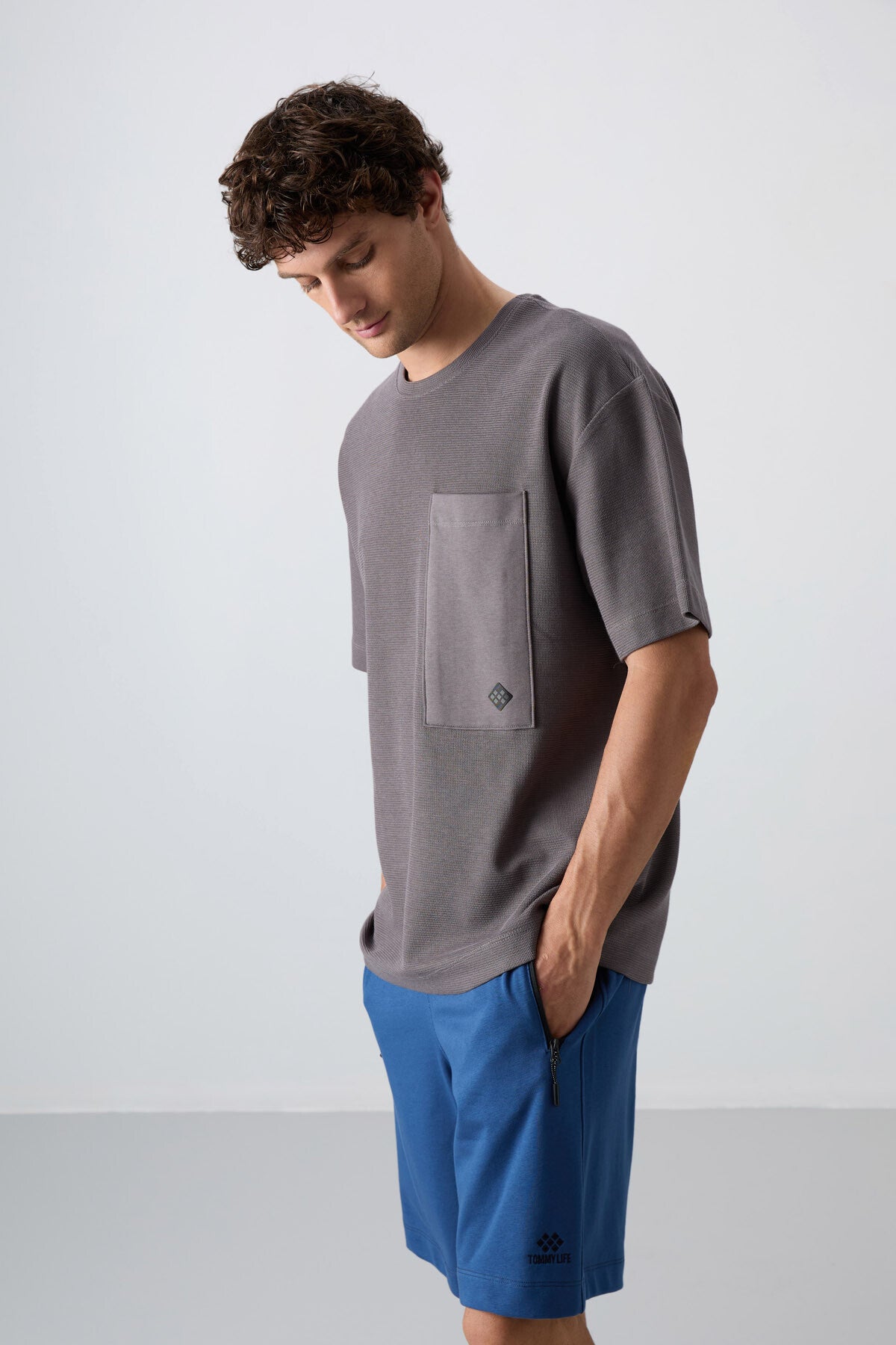 Image of Koyu Gri Pamuklu Kalın Yüzeyi Dokulu Oversize Fit Basic Erkek T-Shirt - 88341
