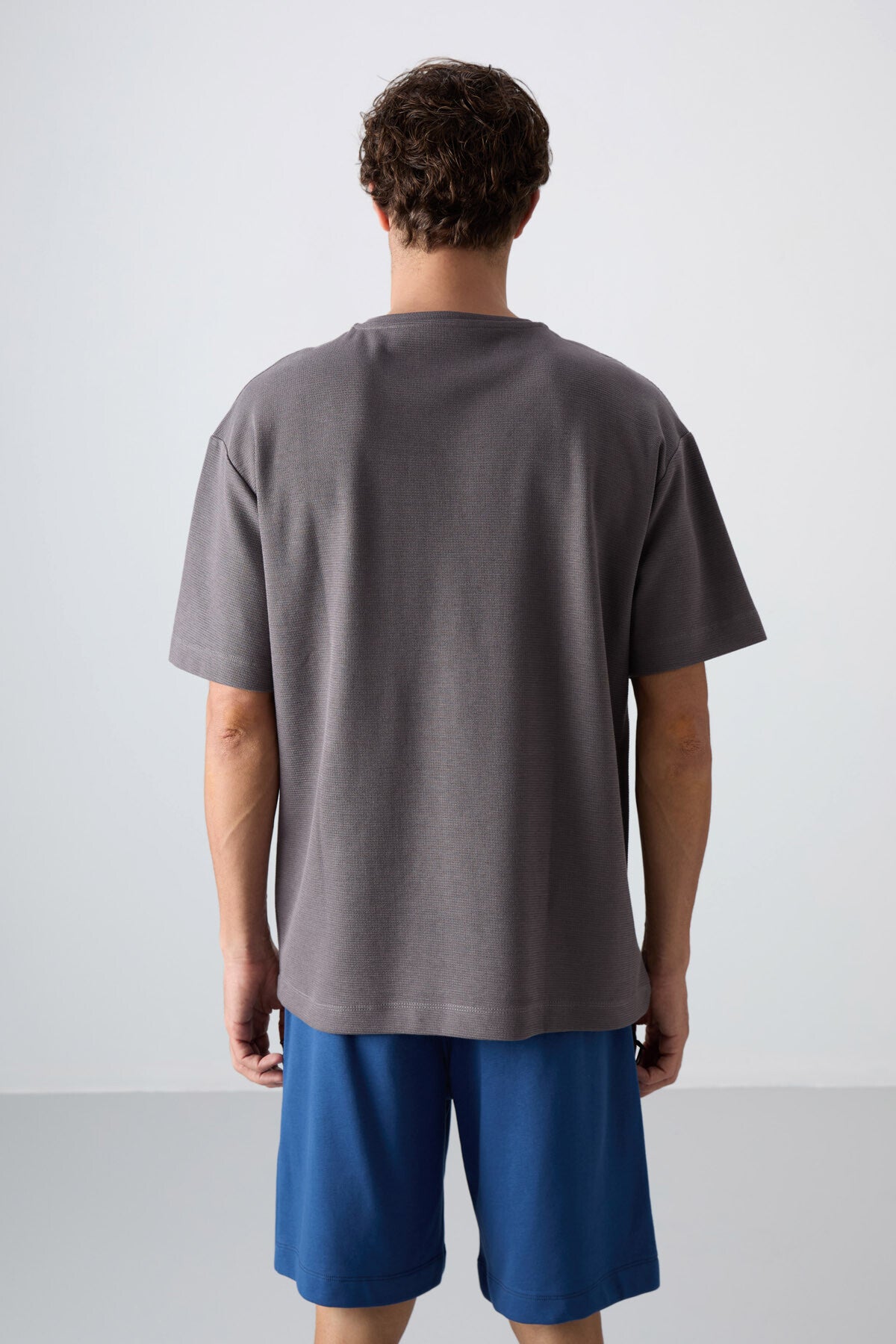 Image of Koyu Gri Pamuklu Kalın Yüzeyi Dokulu Oversize Fit Basic Erkek T-Shirt - 88341