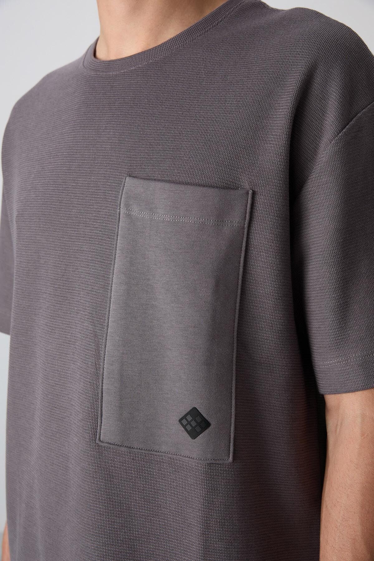 Image of Koyu Gri Pamuklu Kalın Yüzeyi Dokulu Oversize Fit Basic Erkek T-Shirt - 88341