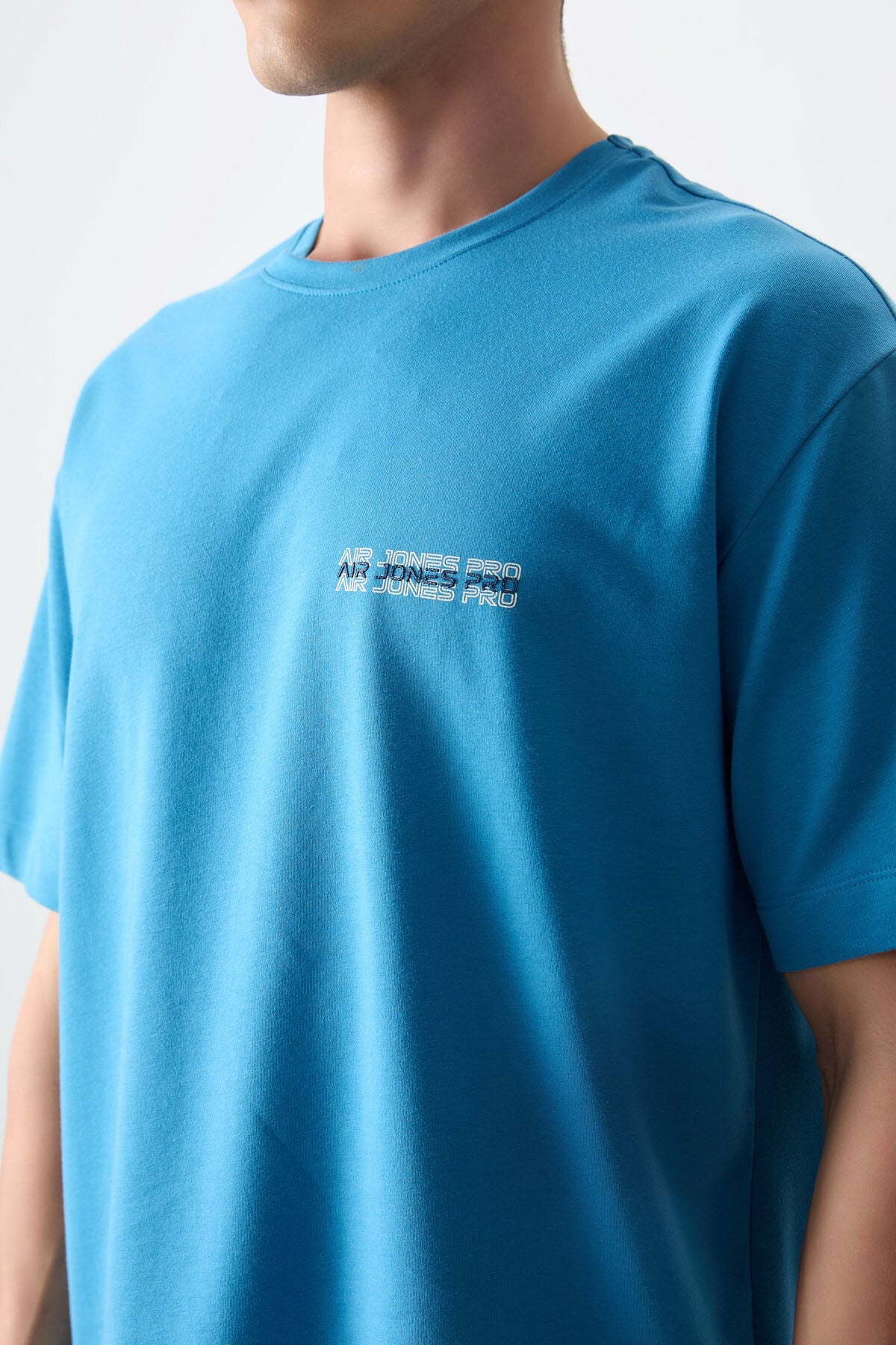 Image of Tricou bărbătesc albastru-petrol din bumbac gros, texturat, cu croială supradimensionată, imprimat - 88375