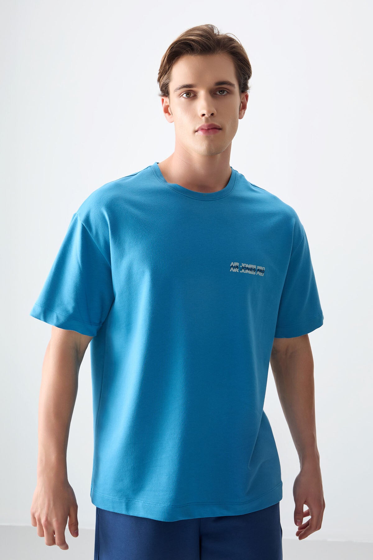 Image of Tricou bărbătesc albastru-petrol din bumbac gros, texturat, cu croială supradimensionată, imprimat - 88375