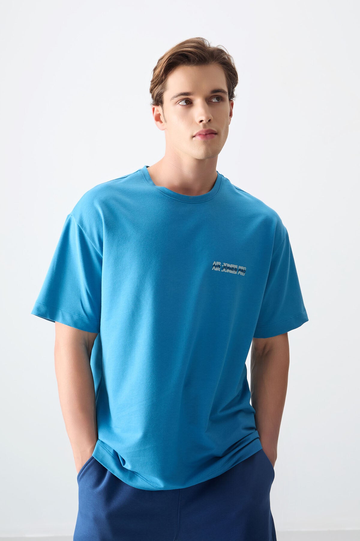 Image of Tricou bărbătesc albastru-petrol din bumbac gros, texturat, cu croială supradimensionată, imprimat - 88375
