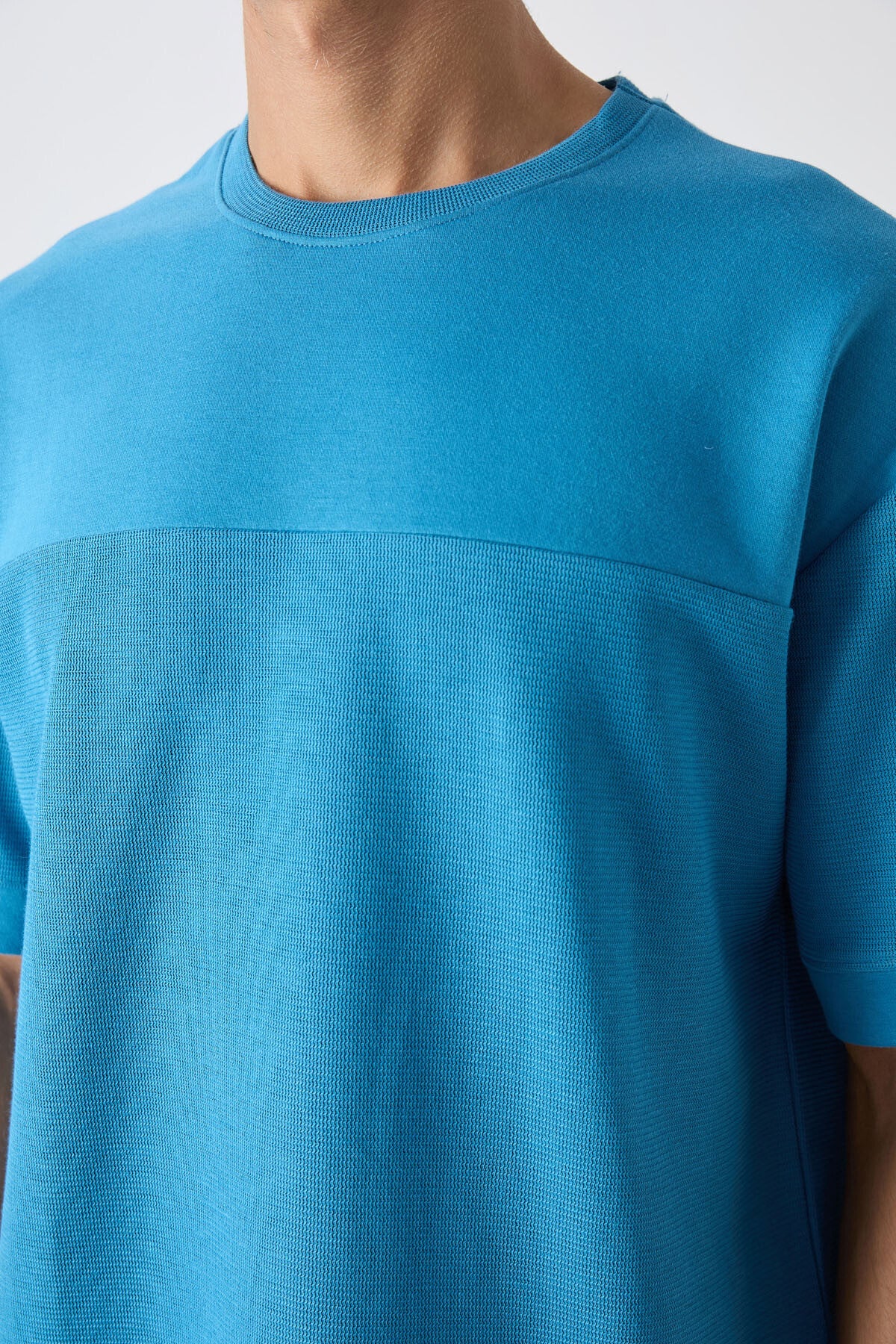 Image of Petrol Mavi Pamuklu Kalın Yüzeyi Dokulu Oversize Fit Basic Erkek T-Shirt - 88340