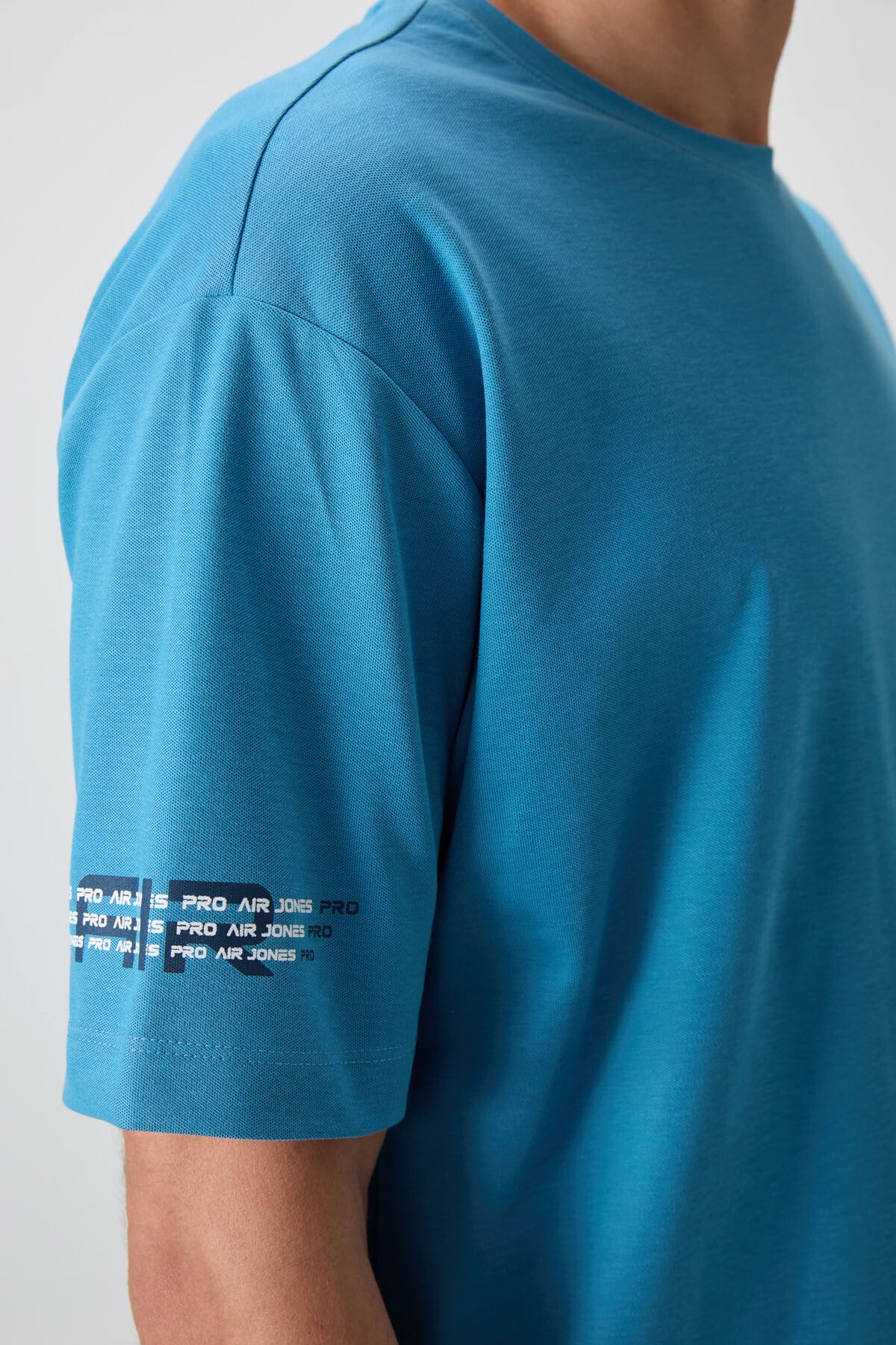 Image of Petrol Mavi Pamuklu Kalın Yüzeyi Dokulu Oversize Fit  Baskılı Erkek T-Shirt - 88369