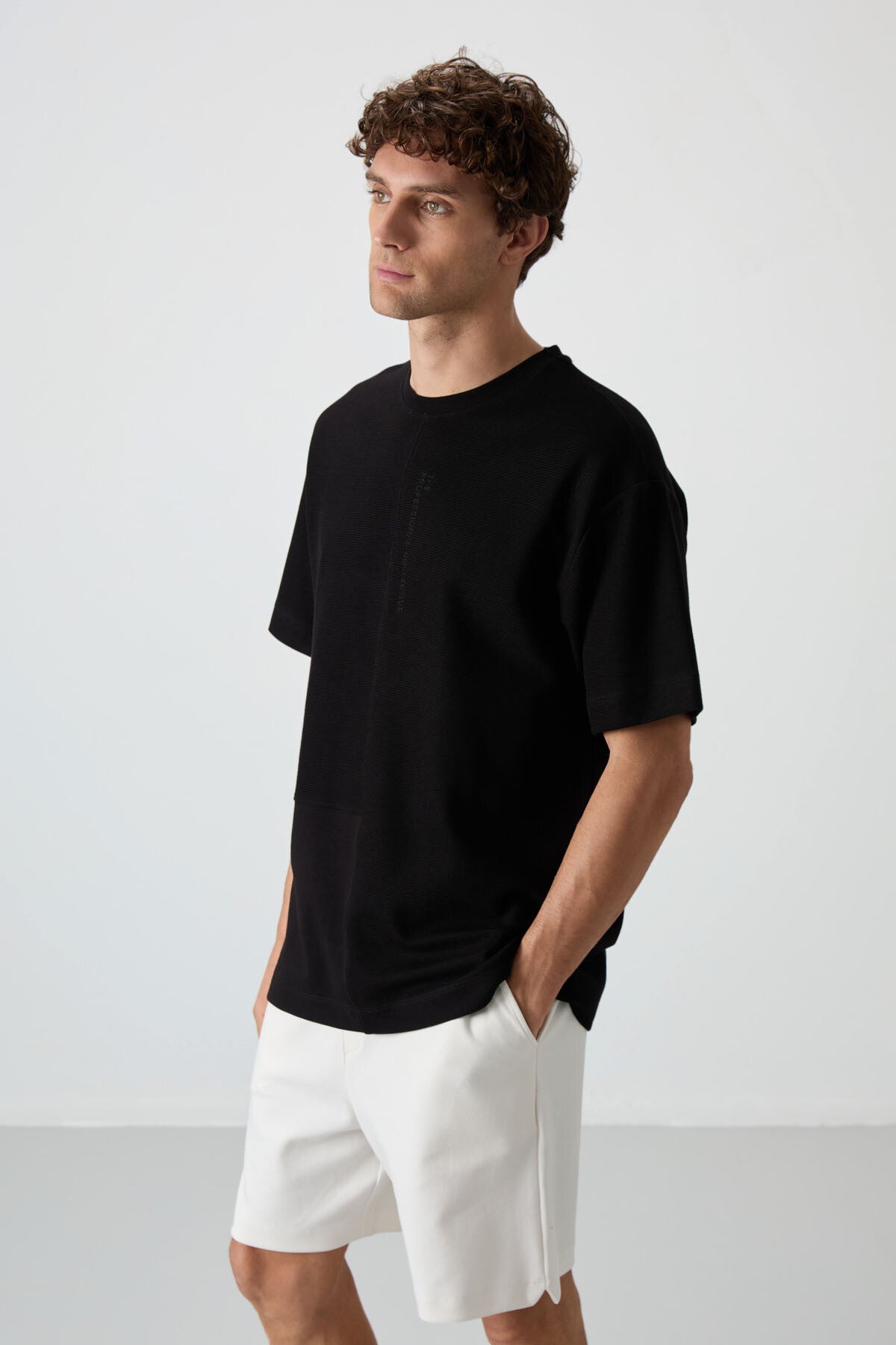 Image of Siyah Pamuklu Kalın Yüzeyi Dokulu Oversize Fit Basic Erkek T-Shirt - 88337