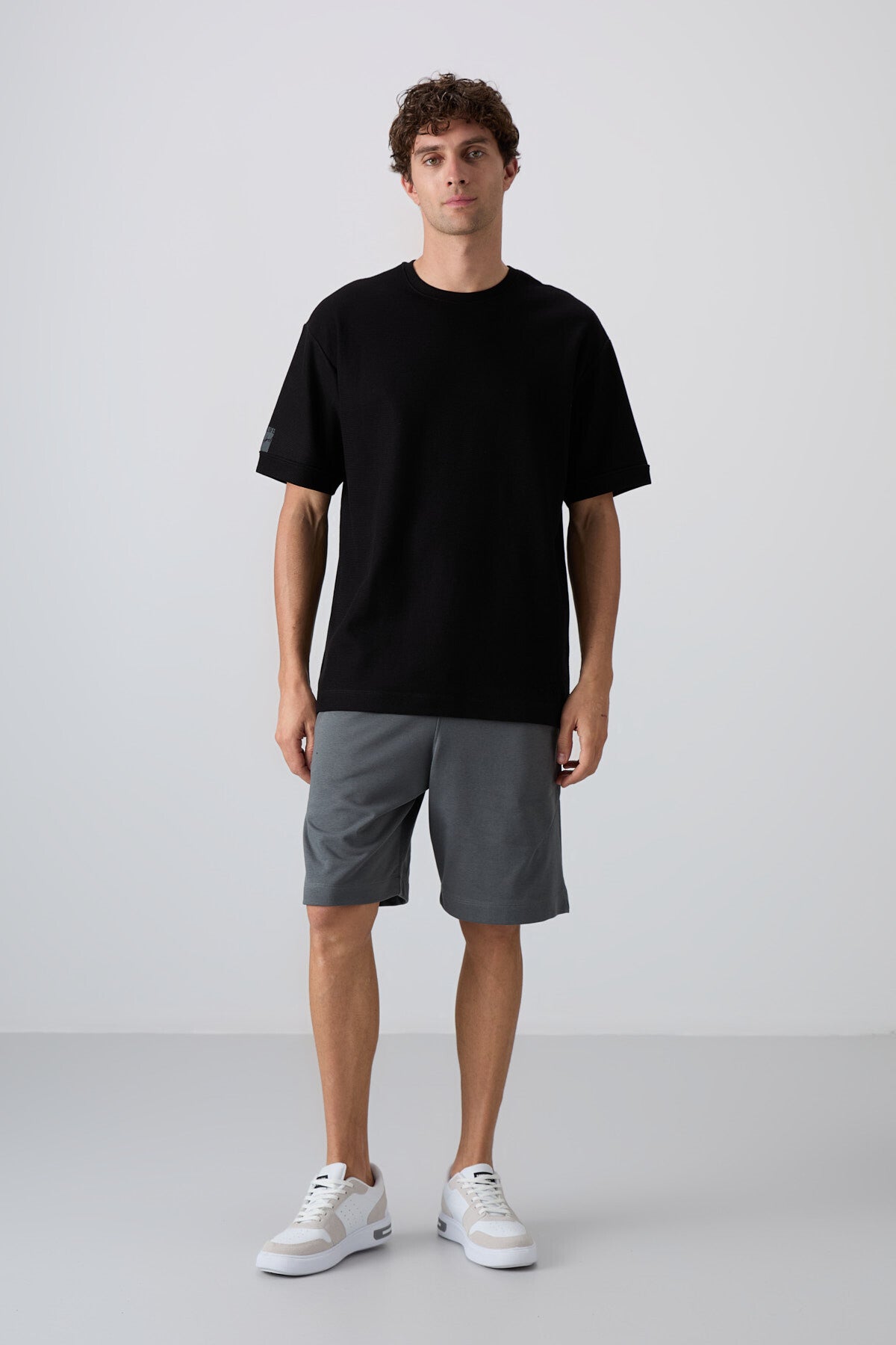 Image of Siyah Pamuklu Kalın Yüzeyi Dokulu Oversize Fit Basic Erkek T-Shirt - 88339