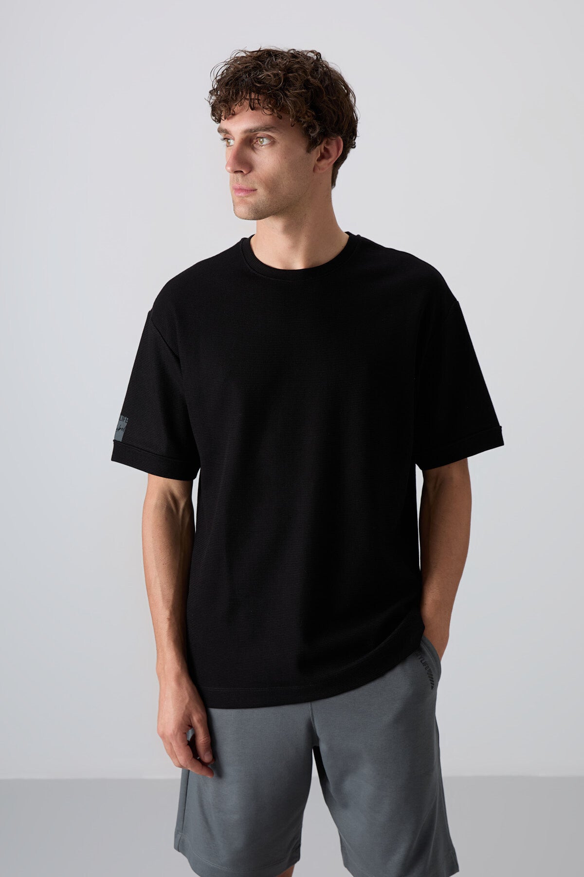 Image of Siyah Pamuklu Kalın Yüzeyi Dokulu Oversize Fit Basic Erkek T-Shirt - 88339